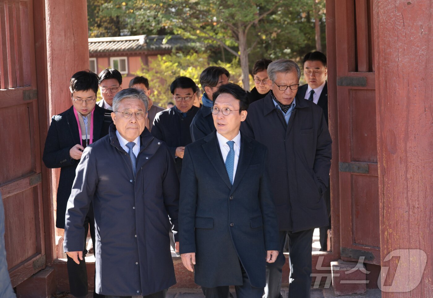 본문 이미지 - 김민석 국무총리가 10일 서울 종로구 유네스코 세계문화유산인 종묘를 찾아 최근 서울시의 세운상가 재개발 계획에 따른 영향을 살펴보고 있다. 이날 종묘 방문에는 허민 국가유산청장, 유홍준 국립중앙박물관장 등이 함께 했다. 2025.11.10/뉴스1 ⓒ News1 청사사진기자단