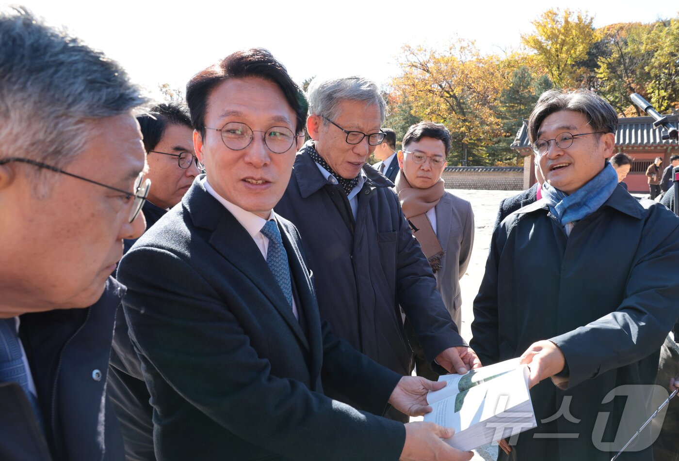 본문 이미지 - 김민석 국무총리가 10일 서울 종로구 유네스코 세계문화유산인 종묘를 찾아 최근 서울시의 세운상가 재개발 계획에 따른 영향을 살펴보고 있다. 이날 종묘 방문에는 허민 국가유산청장, 유홍준 국립중앙박물관장 등이 함께 했다. 2025.11.10/뉴스1 ⓒ News1 청사사진기자단