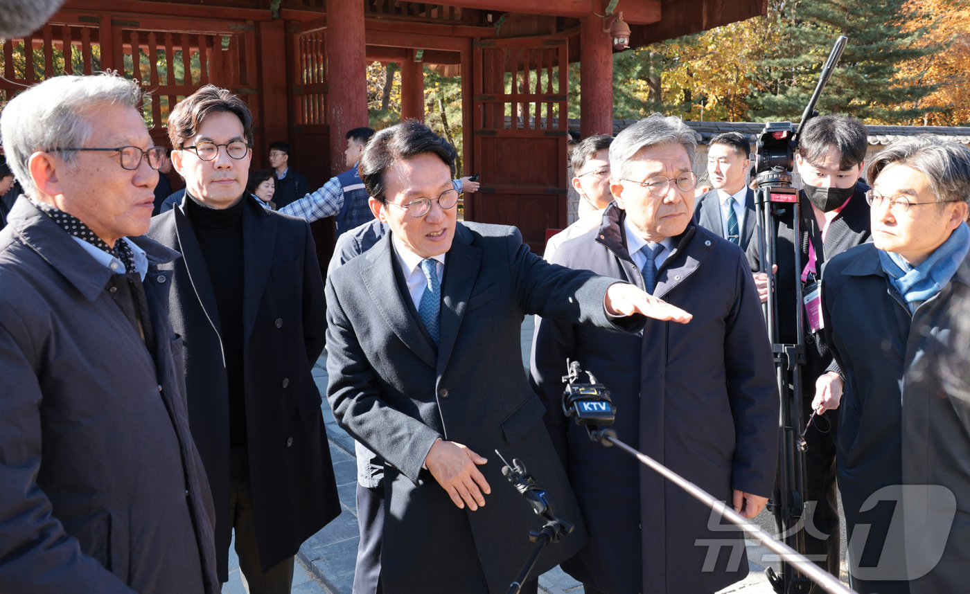 (서울=뉴스1) 청사사진기자단 = 김민석 국무총리가 10일 서울 종로구 유네스코 세계문화유산인 종묘를 찾아 최근 서울시의 세운상가 재개발 계획에 따른 영향을 살펴보고 있다. 이날 …
