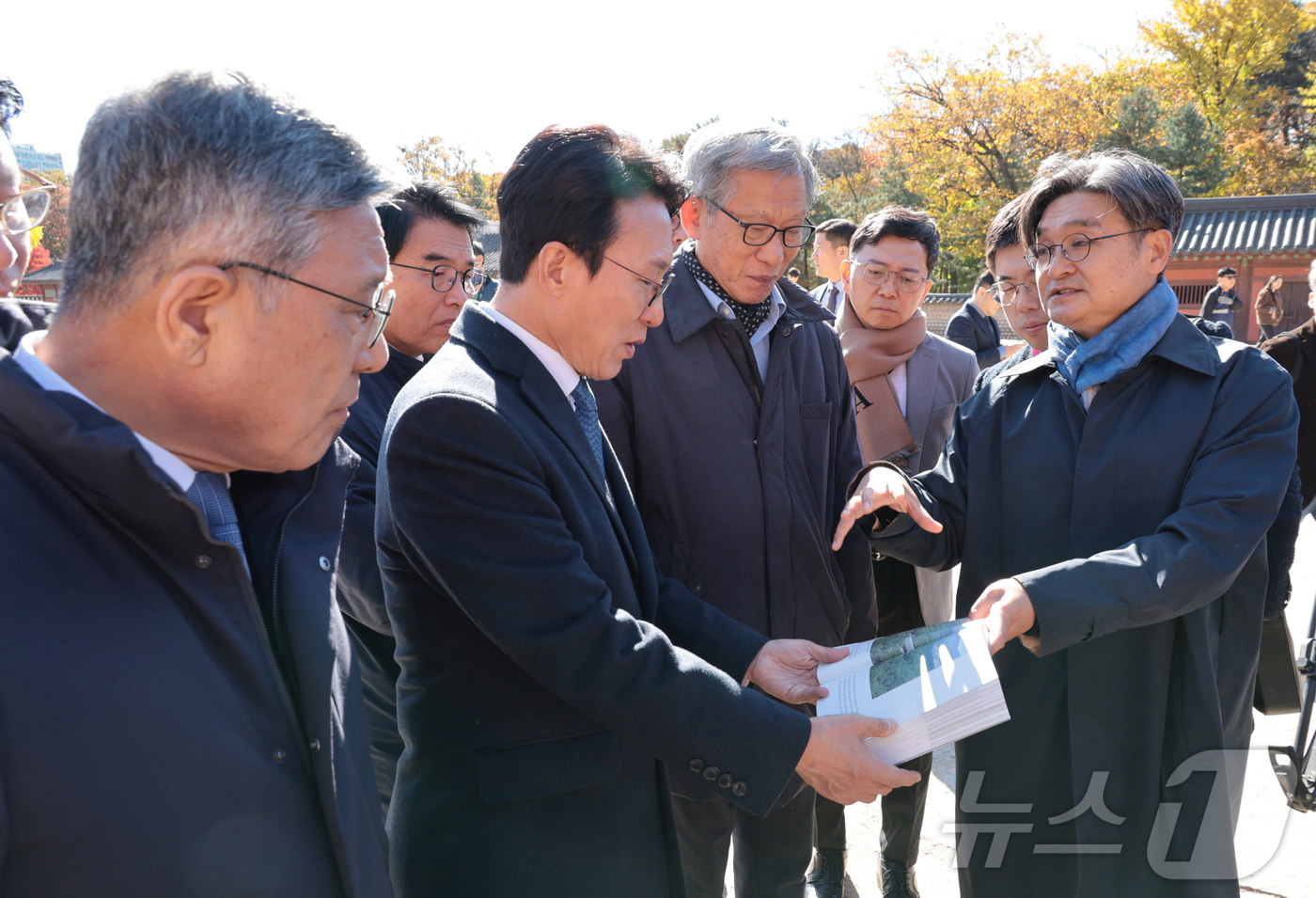 (서울=뉴스1) 청사사진기자단 = 김민석 국무총리가 10일 서울 종로구 유네스코 세계문화유산인 종묘를 찾아 최근 서울시의 세운상가 재개발 계획에 따른 영향을 살펴보고 대책을 점검하 …