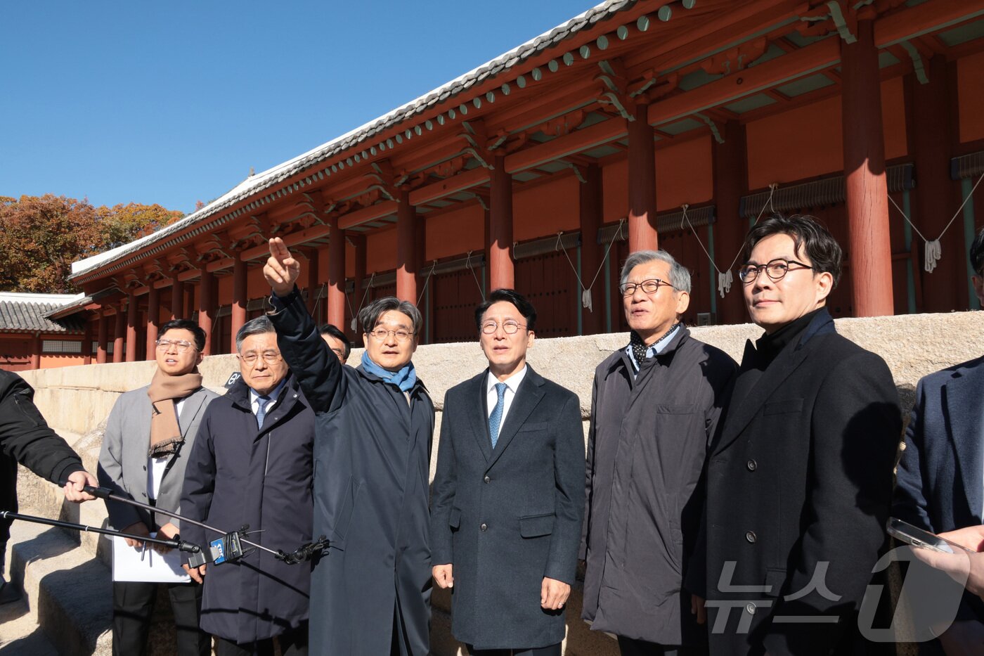 본문 이미지 - 김민석 국무총리가 10일 서울 종로구 유네스코 세계문화유산인 종묘를 찾아 최근 서울시의 세운상가 재개발 계획에 따른 영향을 살펴보고 있다. 이날 종묘 방문에는 허민 국가유산청장, 유홍준 국립중앙박물관장 등이 함께 했다. 2025.11.10/뉴스1 ⓒ News1 청사사진기자단