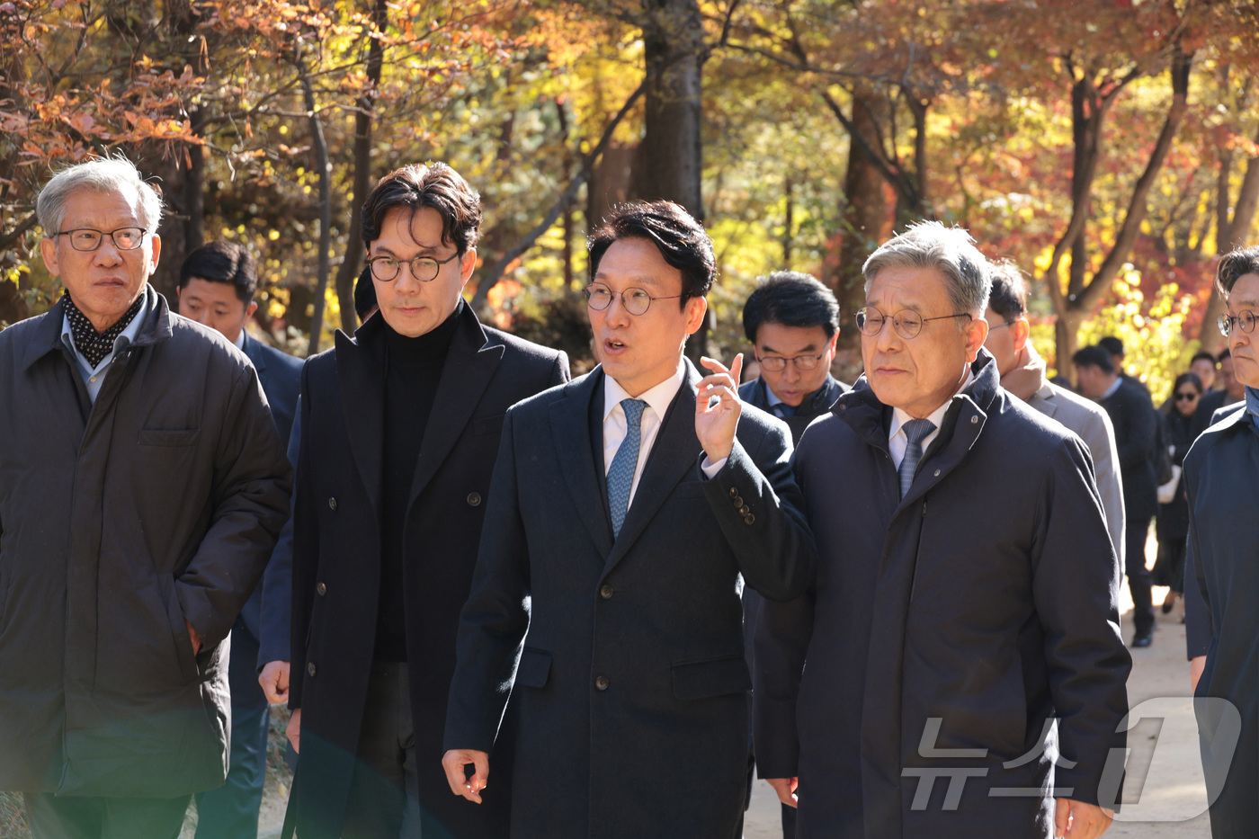 (서울=뉴스1) 청사사진기자단 = 김민석 국무총리가 10일 서울 종로구 유네스코 세계문화유산인 종묘를 찾아 최근 서울시의 세운상가 재개발 계획에 따른 영향을 살펴보고  있다. 이날 …