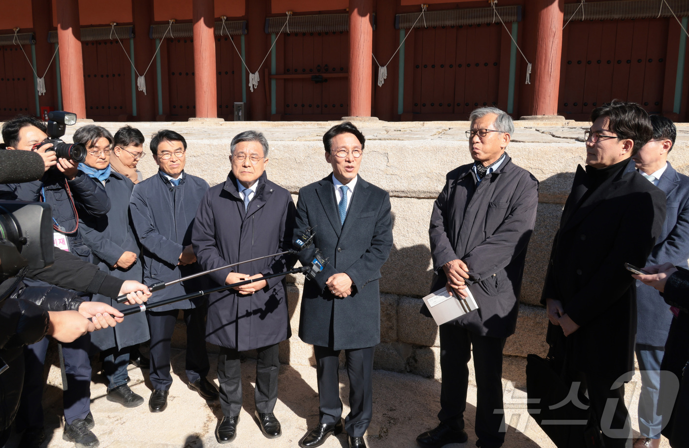 (서울=뉴스1) 청사사진기자단 = 김민석 국무총리가 10일 서울 종로구 유네스코 세계문화유산인 종묘를 찾아 최근 서울시의 세운상가 재개발 계획에 따른 영향을 살펴본 후 발언하고 있 …