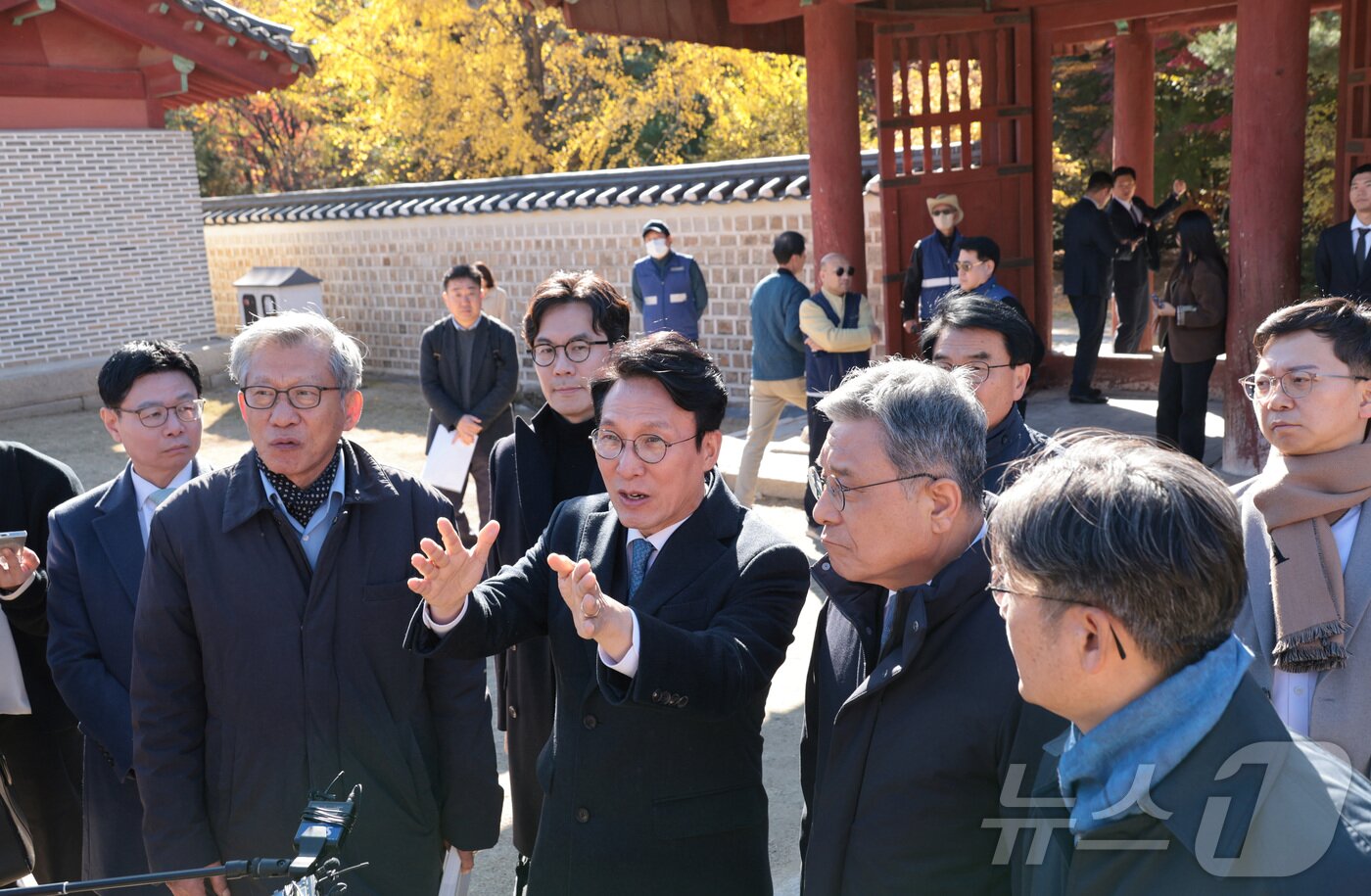본문 이미지 - 김민석 국무총리가 10일 서울 종로구 유네스코 세계문화유산인 종묘를 찾아 최근 서울시의 세운상가 재개발 계획에 따른 영향을 살펴보고 있다. 이날 종묘 방문에는 허민 국가유산청장, 유홍준 국립중앙박물관장 등이 함께 했다. 2025.11.10/뉴스1 ⓒ News1 청사사진기자단