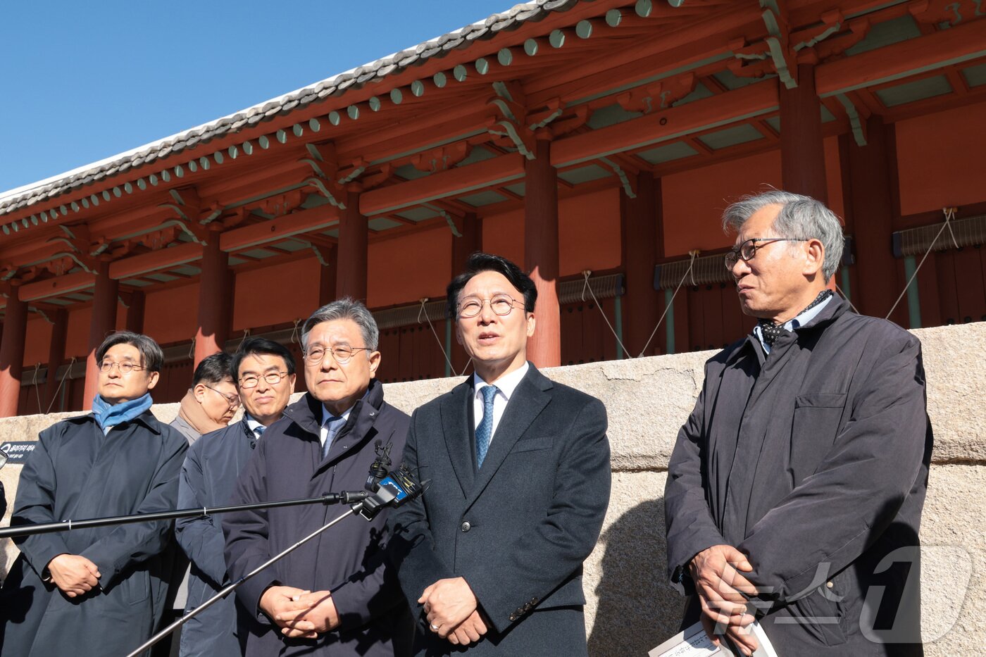 본문 이미지 - 김민석 국무총리가 10일 서울 종로구 유네스코 세계문화유산인 종묘를 찾아 최근 서울시의 세운상가 재개발 계획에 따른 영향을 살펴보고 대책을 점검한 후 발언하고 있다. 이날 종묘 방문에는 허민 국가유산청장, 유홍준 국립중앙박물관장 등이 함께 했다. 2025.11.10 2025.11.10/뉴스1 ⓒ News1 청사사진기자단