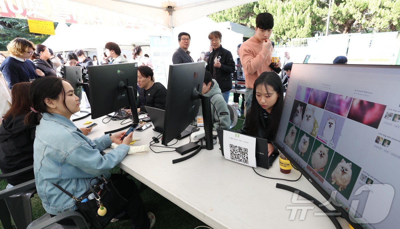(대전=뉴스1) 김기태 기자 = 지난 9일 대전 동구 우송대학교 반려동물 놀이터에서 열린 ‘2025 펫비트 페스타’에서 주민들이 반려견과 함께 프로그램을 체험하고 있다.(동구 제공 …
