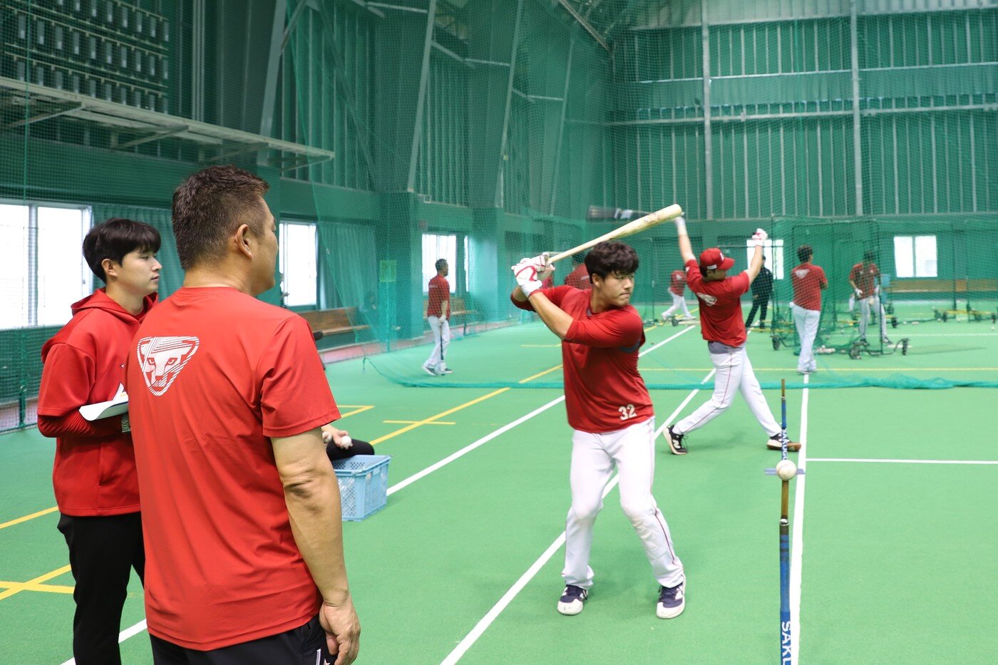 본문 이미지 - 야마사키 다케시 인스트럭터가 9일 SSG 랜더스 가고시마 유망주 육성 캠프에서 타자들을 지도하고 있다. &#40;SSG 랜더스 제공&#41;