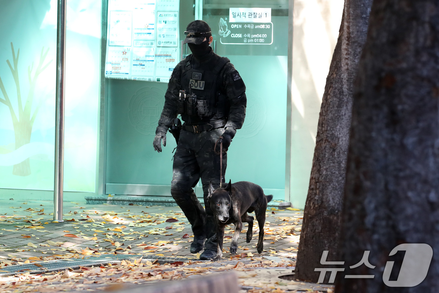 (대구=뉴스1) 공정식 기자 = 2026학년도 대학수학능력시험을 사흘 앞둔 10일 오전 대구 남구의 고등학교에 사제 폭발물을 설치했다는 신고가 접수돼 현장에 투입된 경찰특공대와 탐 …
