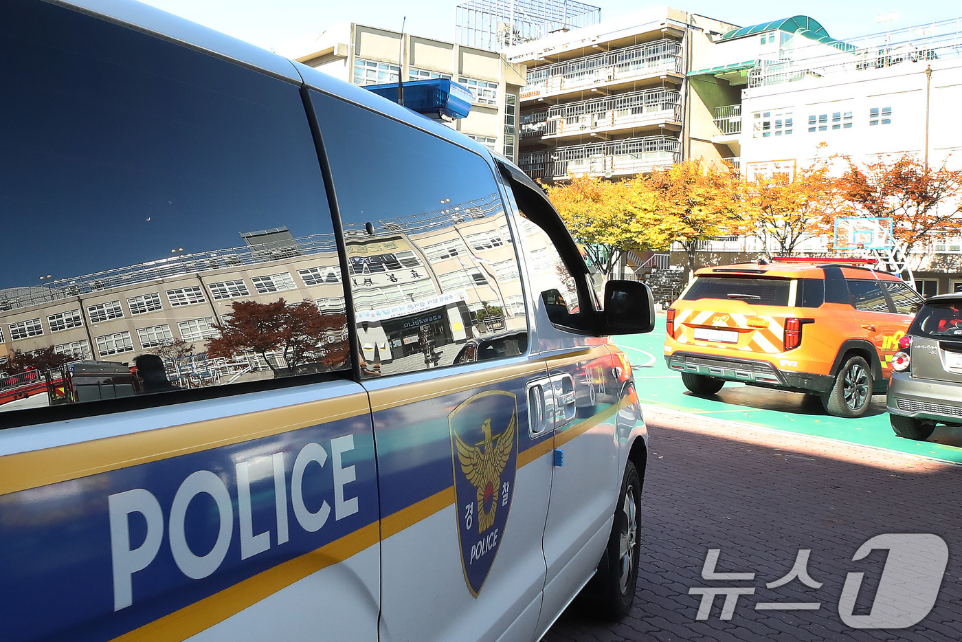 (대구=뉴스1) 공정식 기자 = 2026학년도 대학수학능력시험을 사흘 앞둔 10일 오전 대구 남구의 고등학교에 사제 폭발물을 설치했다는 신고가 접수돼 수색에 나선 경찰 차량이 학교 …