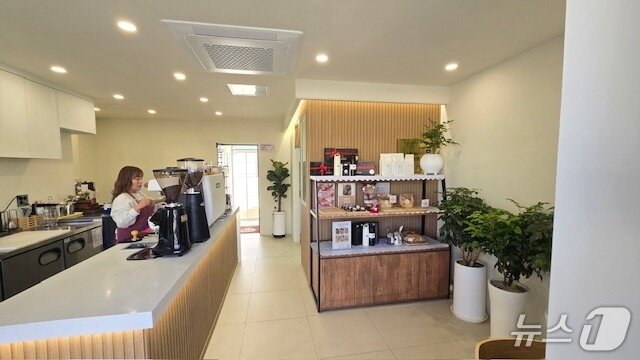 본문 이미지 -  전북 군산시 옛 흥남치안센터 건물을 활용한 &#39;카페보네 군산점&#39; 내부 모습. 이곳은 전북도의 &#39;유휴 국유재산 자활사업장 활용 사업&#39;을 통해 지역 커뮤니티카페로 운영되고 있다.&#40;전북도 제공. 재판매 및 DB금지&#41;/뉴스1 