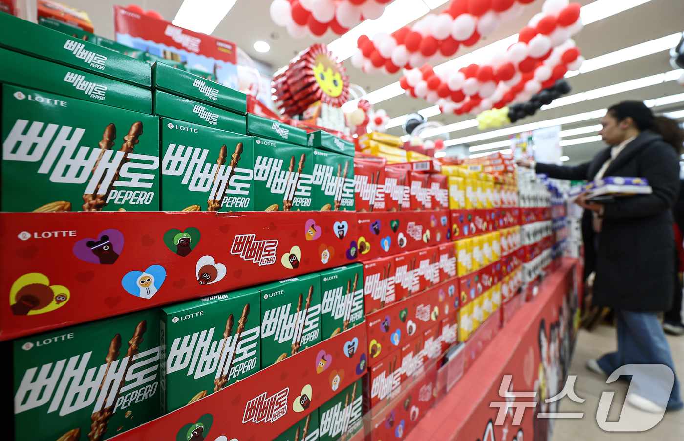 (서울=뉴스1) 김도우 기자 = 빼빼로데이를 하루 앞둔 10일 서울 시내의 한 대형마트에서 고객이 빼빼로 제품을 살펴보고 있다. 2025.11.10/뉴스1