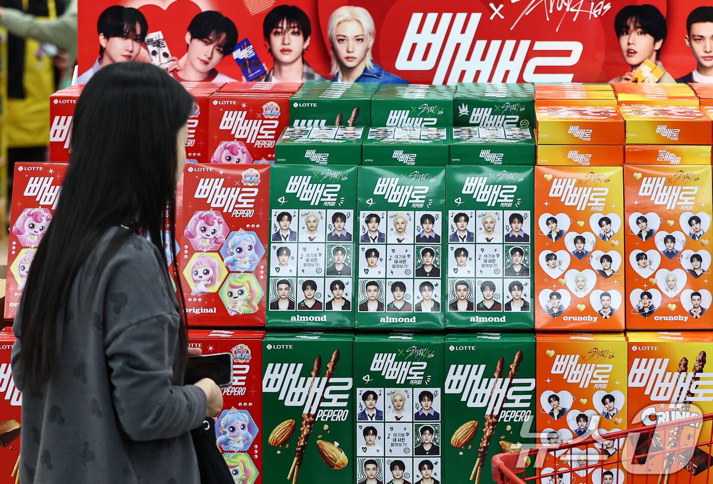 본문 이미지 - 빼빼로데이를 하루 앞둔 10일 서울 시내의 한 대형마트에서 고객이 빼빼로 제품을 살펴보고 있다. 2025.11.10 ⓒ 뉴스1 김도우 기자