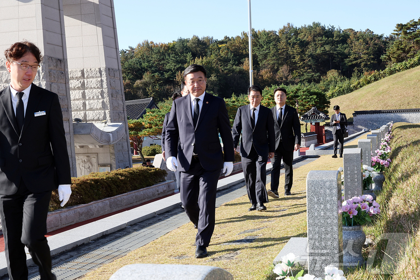 (서울=뉴스1) = 윤호중 행정안전부 장관이 11일 오전 광주 국립 5.18 민주묘지를 찾아 5.18민주항쟁추모탑에 헌화 · 참배한 뒤 추모탑을 나서고 있다. (행정안전부 제공. …