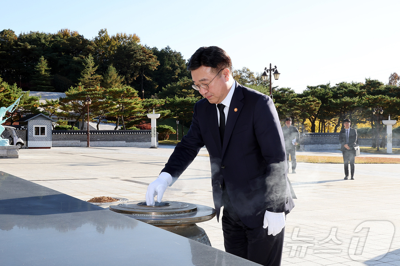 (서울=뉴스1) = 윤호중 행정안전부 장관이 11일 오전 광주 국립 5.18 민주묘지를 찾아 5.18민주항쟁추모탑에 헌화 · 참배하고 있다. 제공. 재판매 및 DB 금지) 2025 …