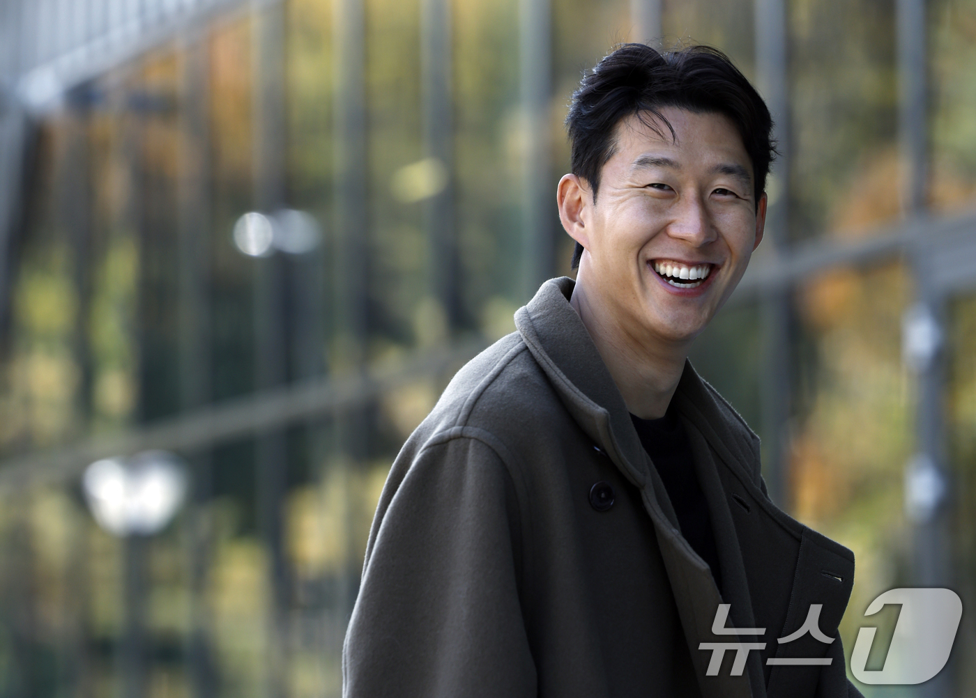 (천안=뉴스1) 박정호 기자 = 대한민국 축구 국가대표팀 손흥민이 10일 소집 훈련을 위해 충남 천안시 서북구 대한민국축구종합센터로 들어오고 있다.홍명보 감독이 이끄는 축구대표팀은 …