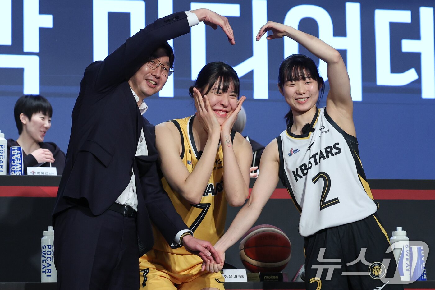 본문 이미지 - KB스타즈 김완수 감독&#40;왼쪽부터&#41;과 박지수, 강이슬이 10일 오후 서울 강서구 메이필드 호텔에서 열린 BNK 금융 2025-2026 여자프로농구 개막 미디어데이에서 기념 촬영을 하고 있다. 2025.11.10/뉴스1 ⓒ News1 안은나 기자