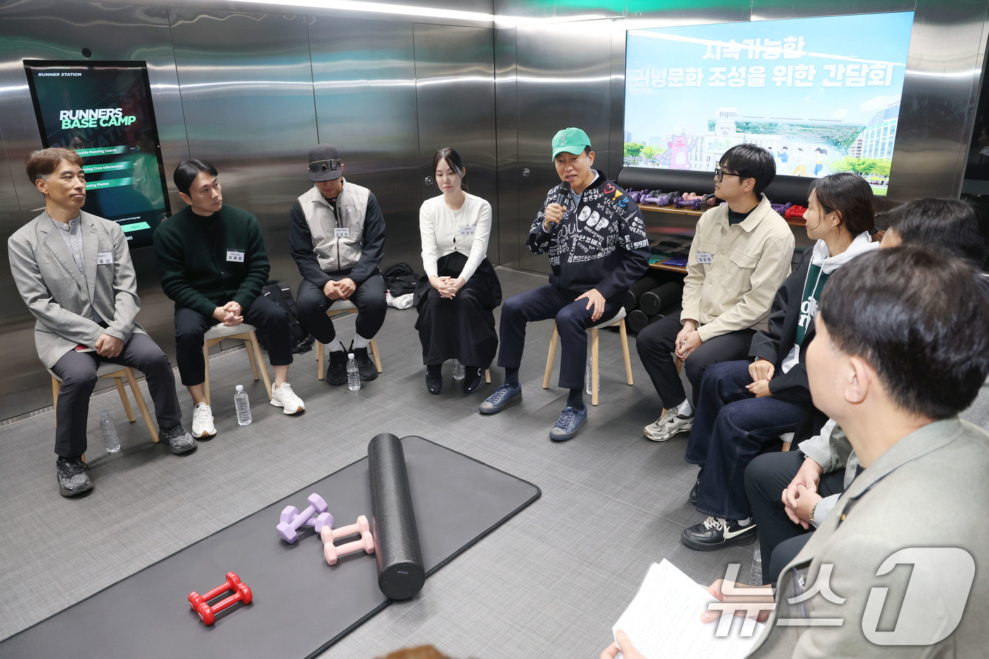 (서울=뉴스1) 이광호 기자 = 오세훈 서울시장이 10일 오후 서울 지하철5호선 여의나루역 러너스테이션에서 열린 지속가능한 러닝문화 조성을 위한 간담회에 참석해 인사말을 하고 있다 …