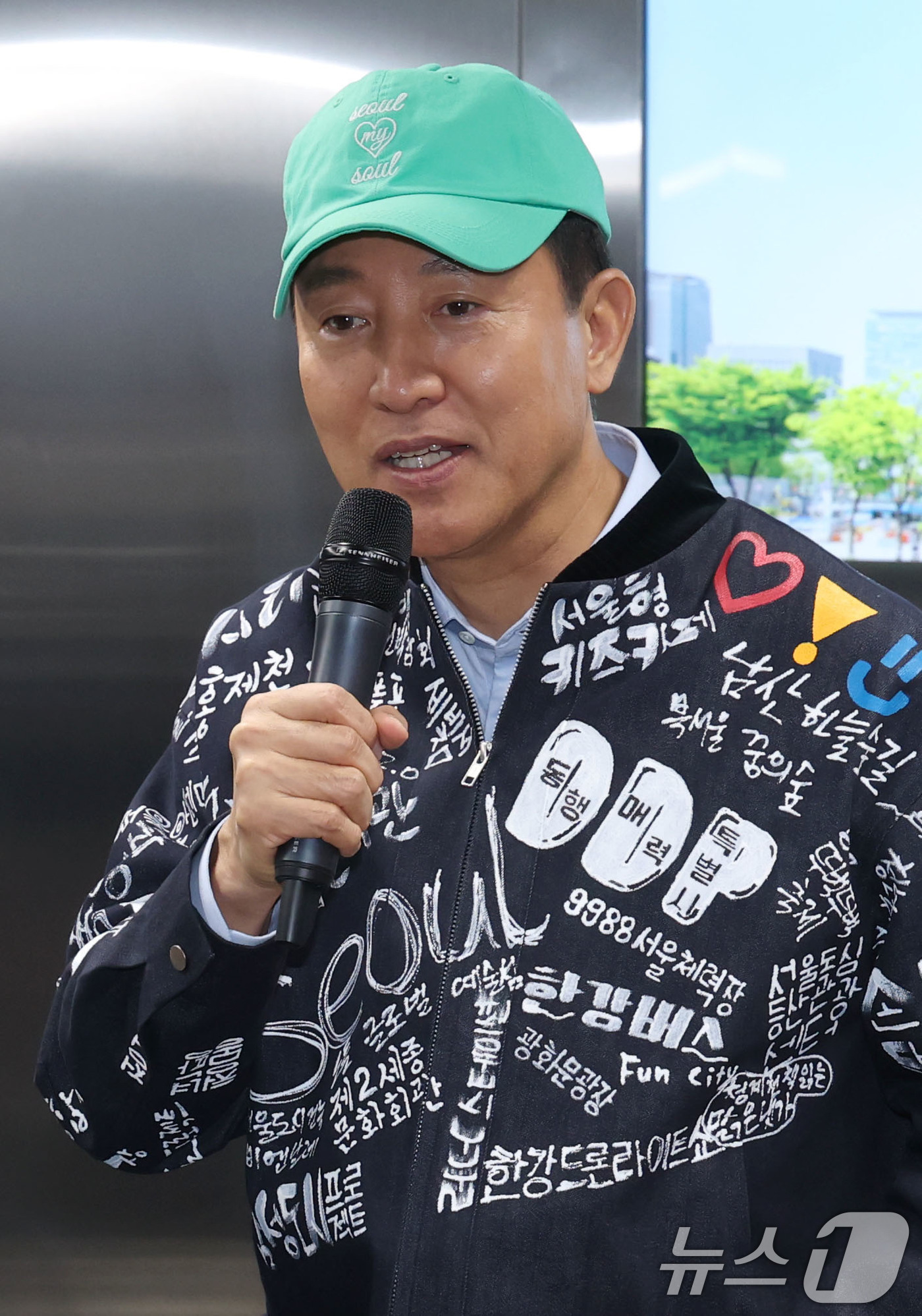 (서울=뉴스1) 이광호 기자 = 오세훈 서울시장이 10일 오후 서울 지하철5호선 여의나루역 러너스테이션에서 열린 지속가능한 러닝문화 조성을 위한 간담회에 참석해 인사말을 하고 있다 …