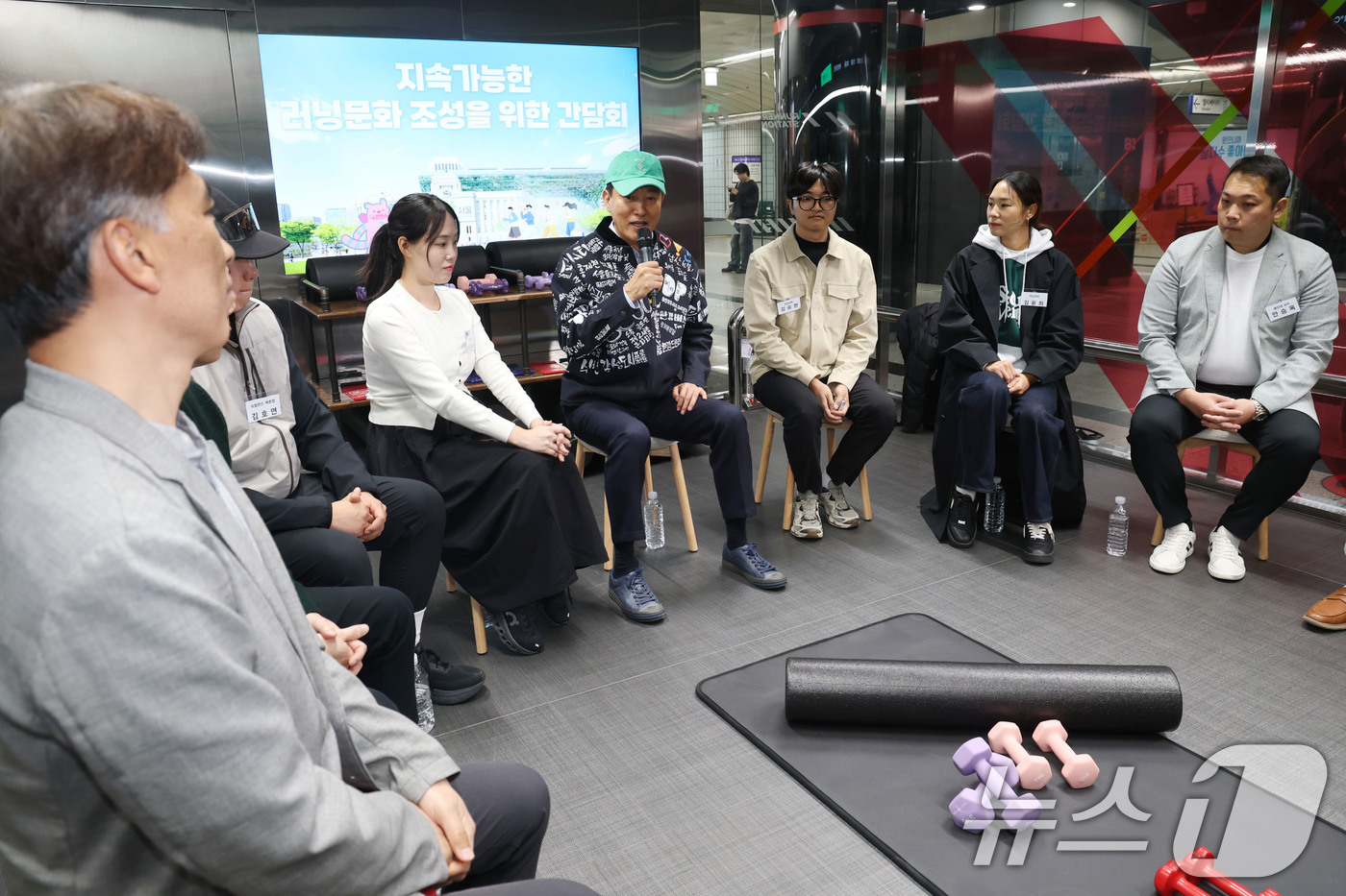 (서울=뉴스1) 이광호 기자 = 오세훈 서울시장이 10일 오후 서울 지하철5호선 여의나루역 러너스테이션에서 열린 지속가능한 러닝문화 조성을 위한 간담회에 참석해 인사말을 하고 있다 …