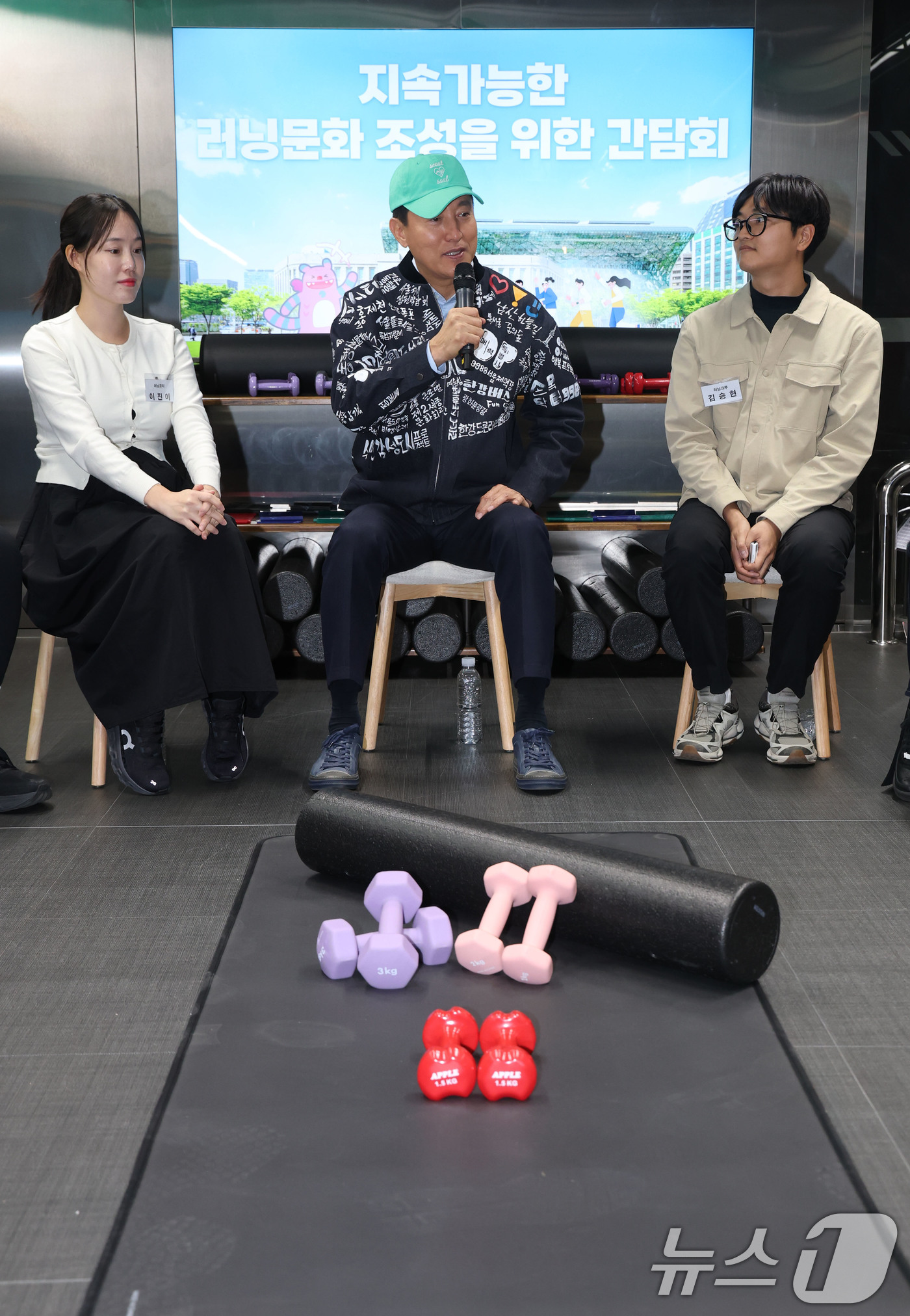 (서울=뉴스1) 이광호 기자 = 오세훈 서울시장이 10일 오후 서울 지하철5호선 여의나루역 러너스테이션에서 열린 지속가능한 러닝문화 조성을 위한 간담회에 참석해 인사말을 하고 있다 …