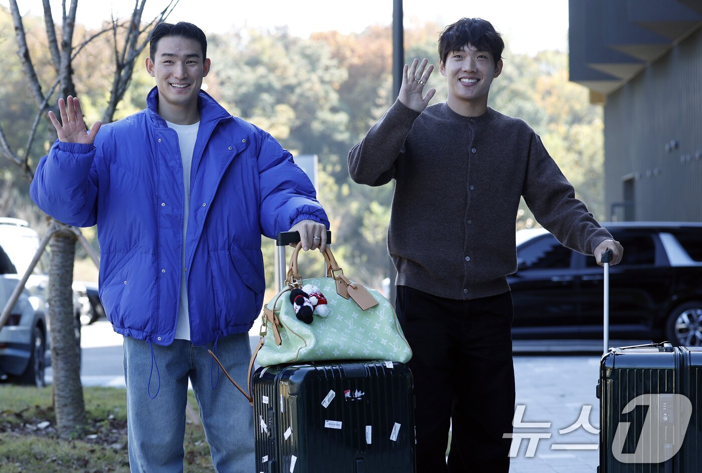 본문 이미지 - 대한민국 축구 국가대표팀 조유민(왼쪽)과 이명재가 10일 소집 훈련을 위해 충남 천안시 서북구 대한민국축구종합센터로 들어오고 있다. 2025.11.10/뉴스1 ⓒ News1 박정호 기자