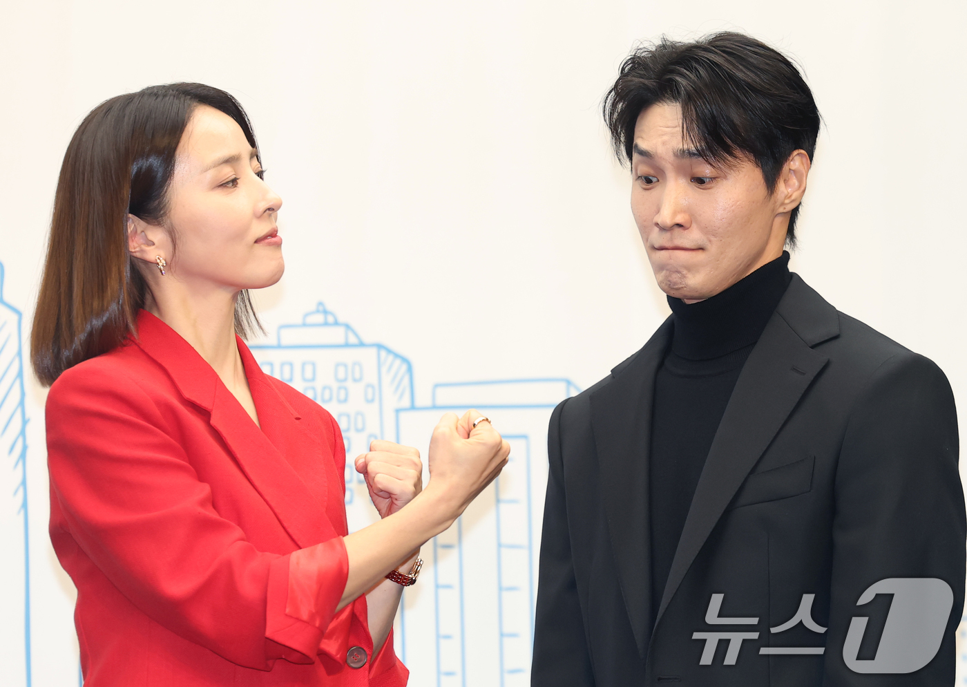 (서울=뉴스1) 권현진 기자 = 배우 한혜진과 장인섭이 10일 오후 서울 상암동 스탠포드호텔에서 열린 TV 조선 새 월화미니시리즈 ‘다음생은 없으니까’ 제작발표회에 참석해 포즈를 …