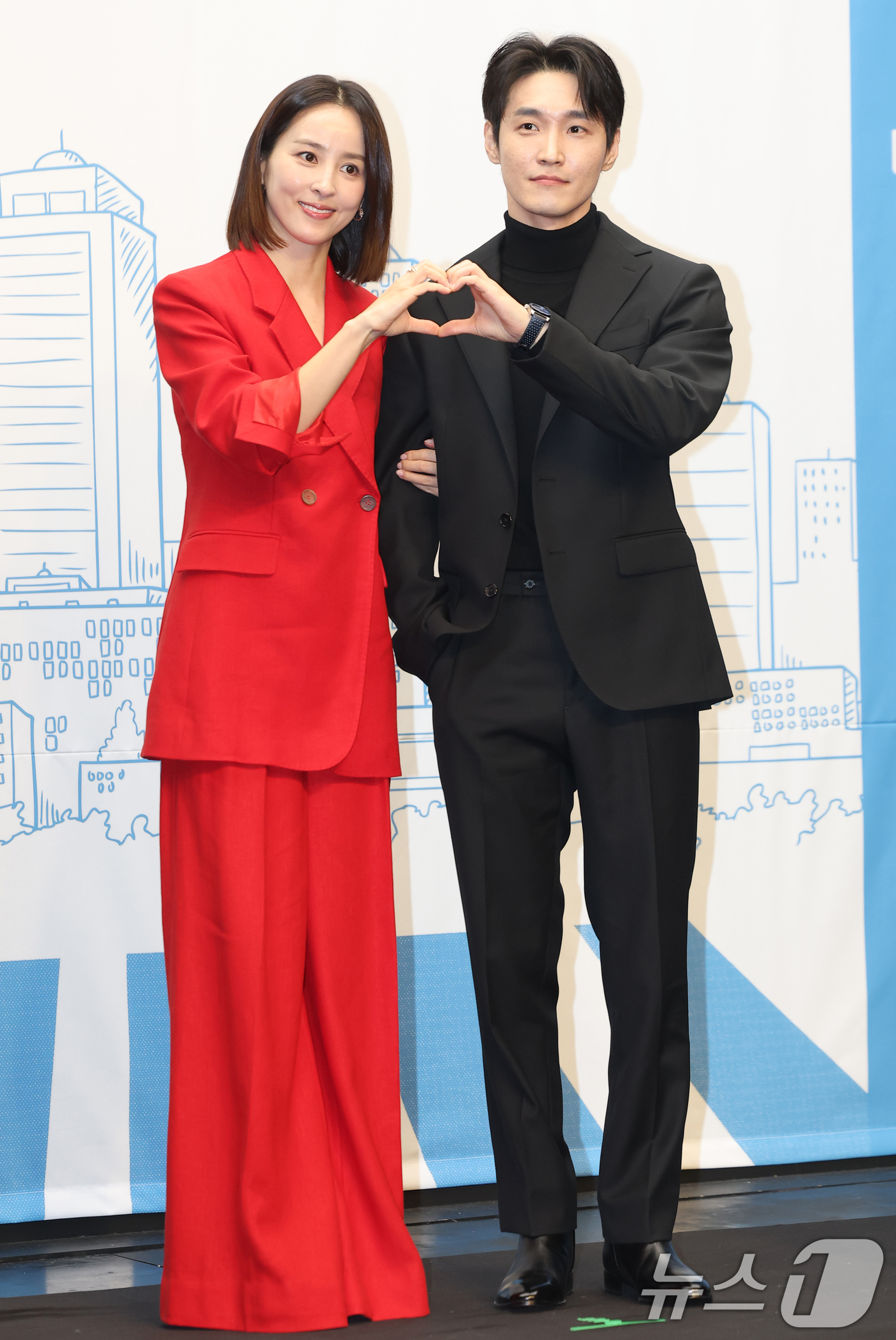 (서울=뉴스1) 권현진 기자 = 배우 한혜진과 장인섭(오른쪽)이 10일 오후 서울 상암동 스탠포드호텔에서 열린 TV 조선 새 월화미니시리즈 ‘다음생은 없으니까’ 제작발표회에 참석해 …