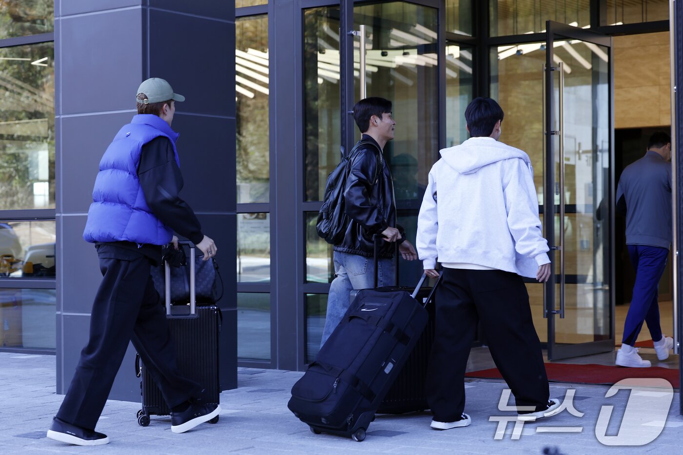 본문 이미지 - 대한민국 축구 국가대표팀 조현우(왼쪽부터), 박진섭, 김진규가 10일 소집 훈련을 위해 충남 천안시 서북구 대한민국축구종합센터 숙소동으로 들어가고 있다. 홍명보 감독이 이끄는 축구대표팀은 오는 14일 대전월드컵경기장에서 볼리비아와 18일 서울월드컵경기장에서 가나와 11월 A매치 친선경기를 갖는다. 2025.11.10/뉴스1 ⓒ News1 박정호 기자