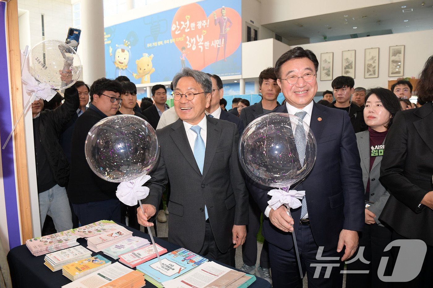 (광주=뉴스1) 박준배 기자 = 윤호중 행정안전부장관과 강기정 광주시장이 10일 오전 시청 시민홀에서 열린 2025 광주 주민자치 공동체 한마당 행사에 참석해 부스 라운딩을 하고 …