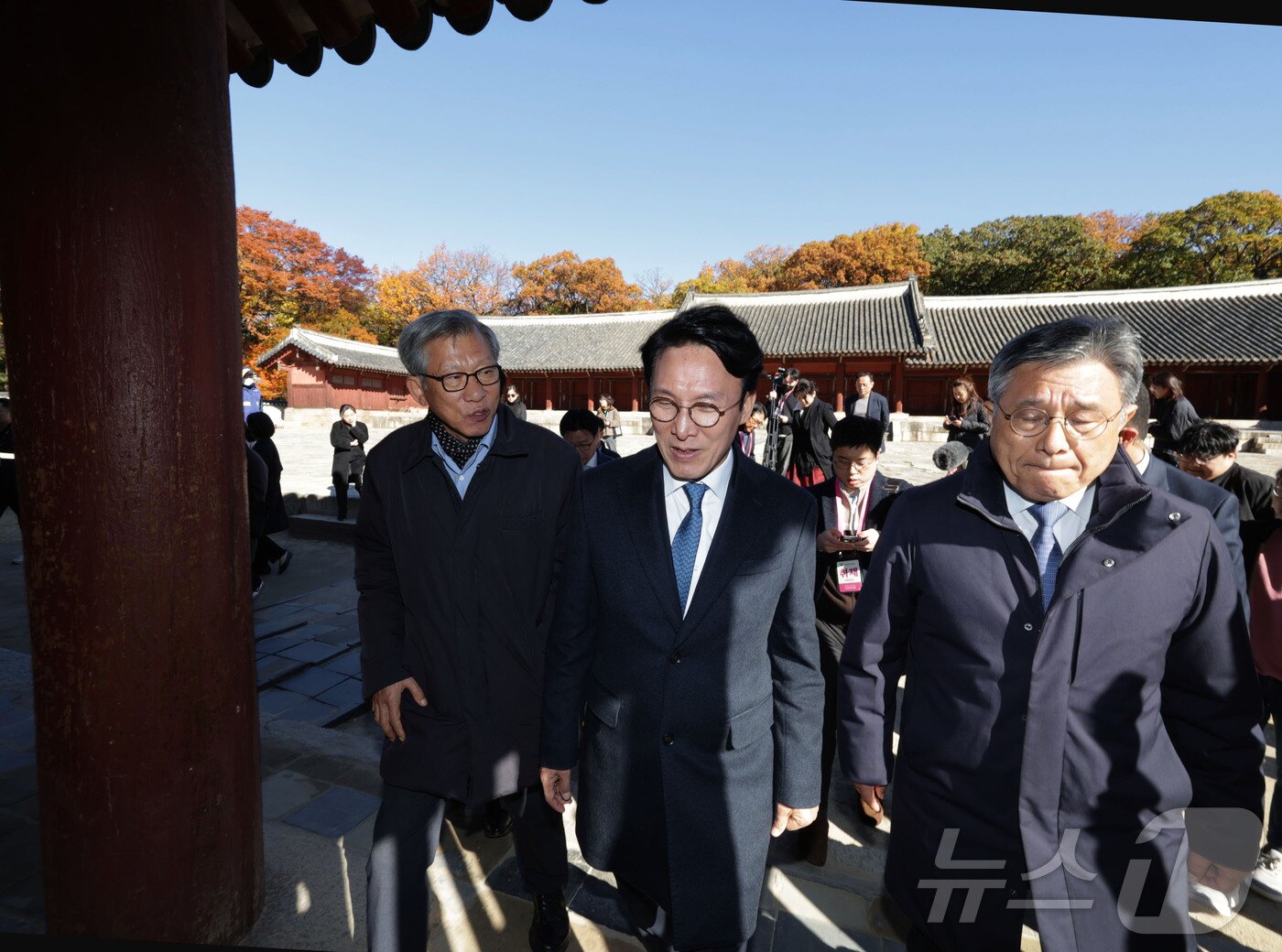 본문 이미지 - 김민석 국무총리가 10일 서울 종로구 유네스코 세계문화유산인 종묘를 찾아 서울시의 세운 4지구 재개발 계획에 대해 살펴보고 있다. 이날 종묘 방문에는 허민 국가유산청, 유홍준 국립박물관장 등이 함께 했다. 2025.11.10/뉴스1 ⓒ News1 청사사진기자단