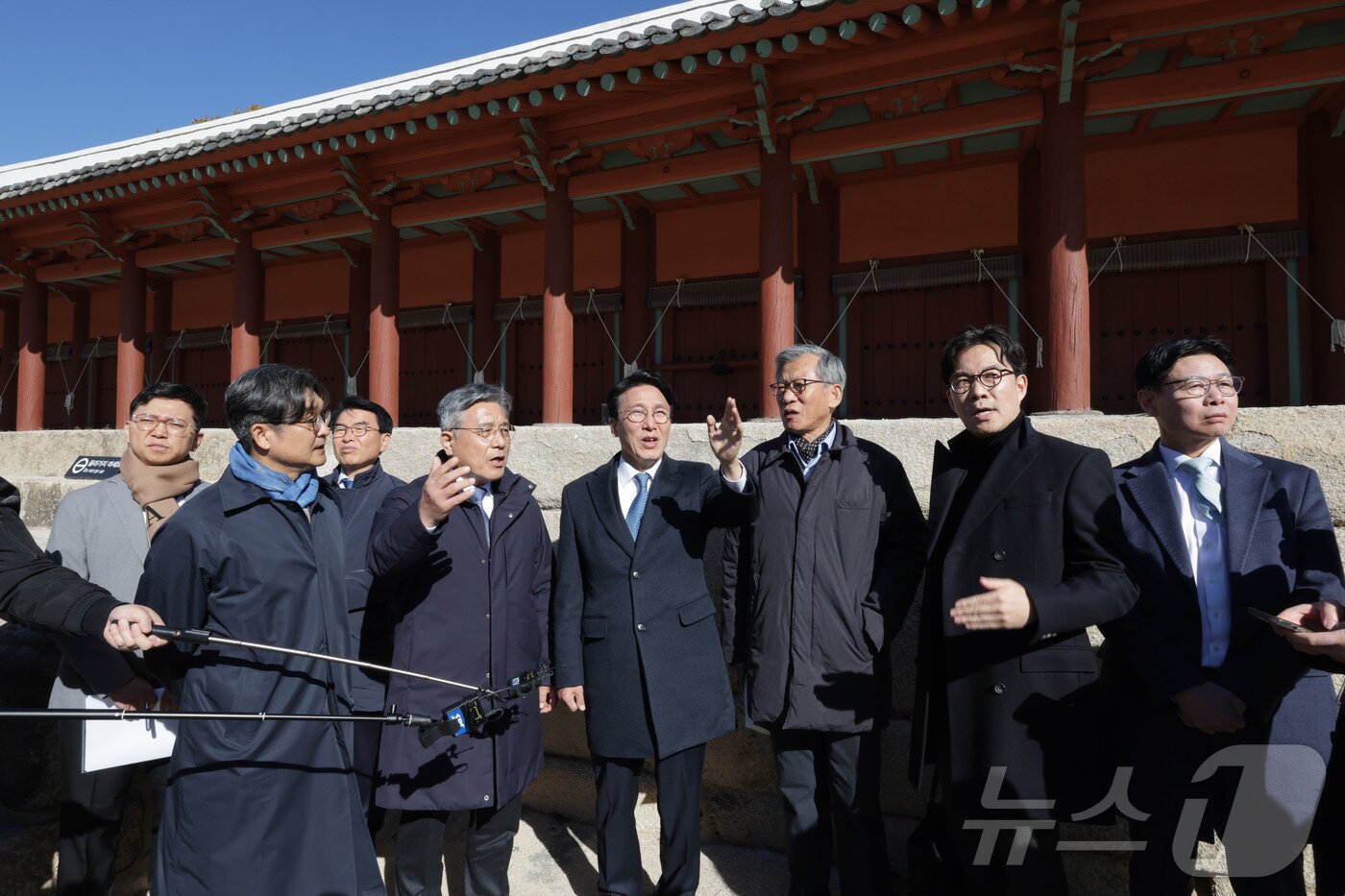 본문 이미지 - 김민석 국무총리가 10일 서울 종로구 유네스코 세계문화유산인 종묘를 찾아 최근 서울시의 세운 4지구 재개발 계획에 대해 발언을 하고 있다. 이날 종묘 방문에는 허민 국가유산청장(앞 줄 왼족), 유홍준 국립박물관장 등이 함께 했다. 청사사진기자단 2025.11.10/뉴스1 ⓒ News1 청사사진기자단