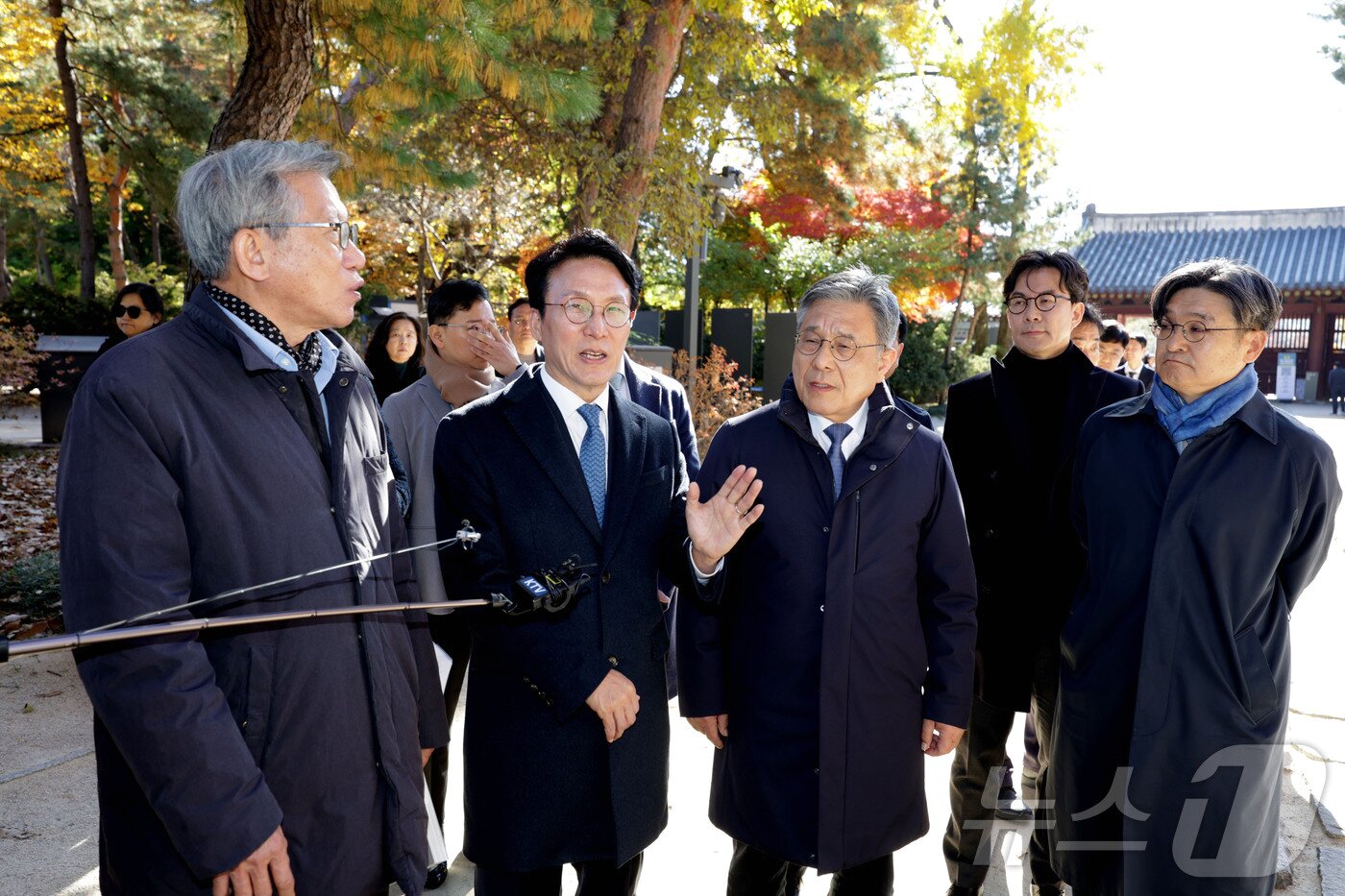 본문 이미지 - 김민석 국무총리가 10일 서울 종로구 유네스코 세계문화유산인 종묘를 찾아 최근 서울시의 세운 4지구 재개발 계획에 대해 발언하고 있다. 이날 종묘 방문에는 허민 국가유산청장, 유홍준 국립박물관장 등이 함께 했다. 2025.11.10/뉴스1 ⓒ News1 청사사진기자단