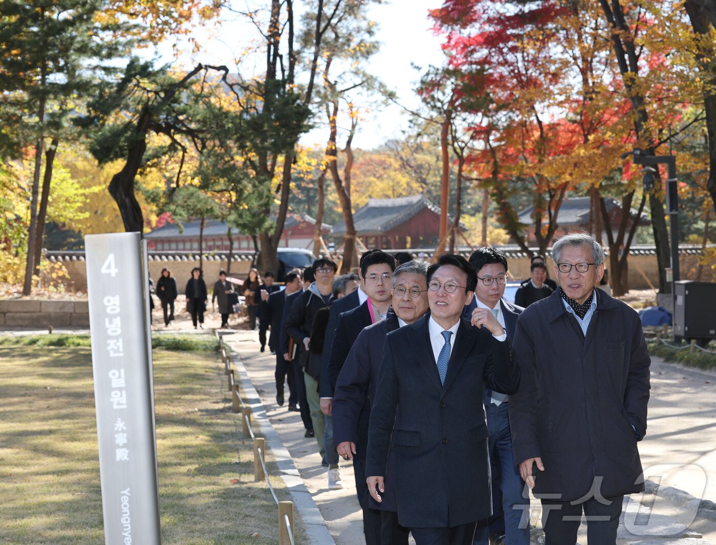 본문 이미지 - 김민석 국무총리가 10일 서울 종로구 유네스코 세계문화유산인 종묘를 찾아 최근 서울시의 세운 4지구 재개발 계획 관련 현장을 살펴보고 있다. 종묘 안을 둘러보는 김 총리 일행. 이날 종묘 방문에는 허민 국가유산청장, 유홍준 국립박물관장 등이 함께 했다. 2025.11.10/뉴스1 ⓒ News1 청사사진기자단