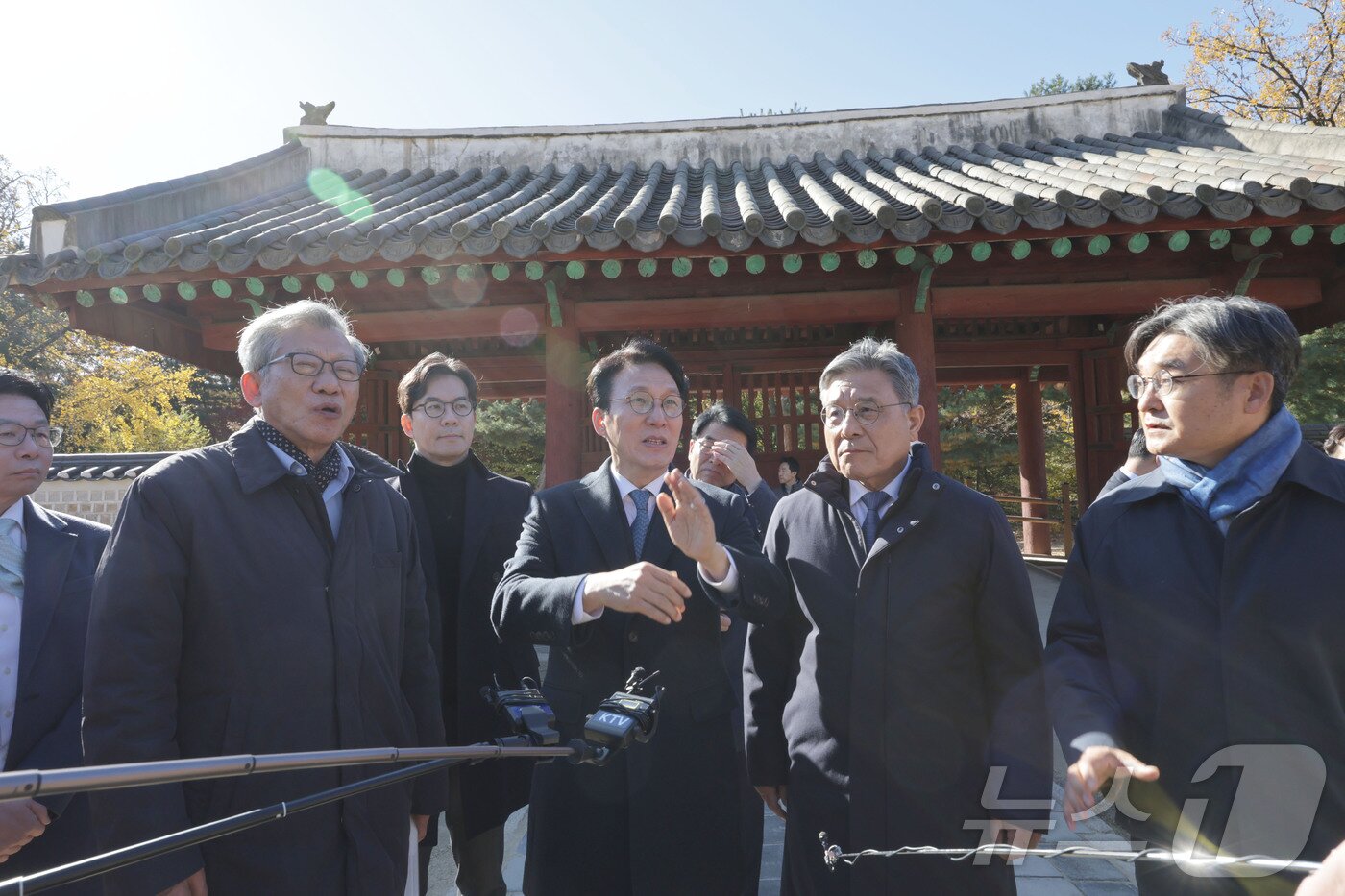 본문 이미지 - 김민석 국무총리가 10일 서울 종로구 유네스코 세계문화유산인 종묘를 찾아 최근 서울시의 세운 4지구 재개발 계획에 대해 발언을하고 있다. 이날 종묘 방문에는 허민 국가유산청장, 유홍준 국립박물관장 등이 함께 했다. 2025.11.10/뉴스1 ⓒ News1 청사사진기자단