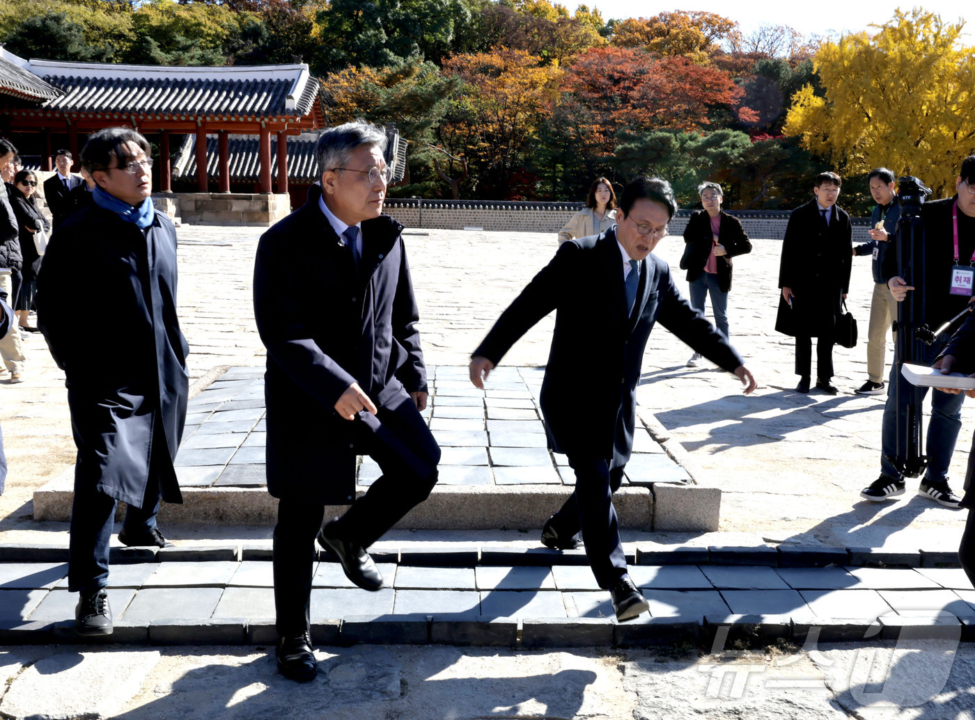 (서울=뉴스1) 청사사진기자단 = 김민석 국무총리가 10일 서울 종로구 유네스코 세계문화유산인 종묘를 찾아 최근 서울시의 세운 4지구 재개발 계획을 살펴봤다. 사진은 신도를 밟지 …