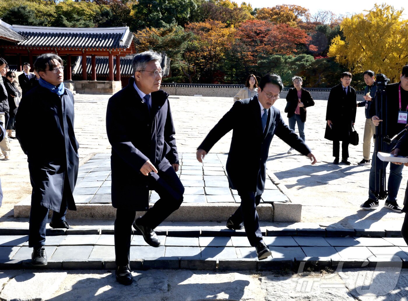 본문 이미지 - 김민석 국무총리가 10일 서울 종로구 유네스코 세계문화유산인 종묘를 찾아 최근 서울시의 세운 4지구 재개발 계획을 살펴봤다. 사진은 신도를 밟지 않기 위해 보폭을 늘려 넘는 김민석 총리. 2025.11.10/뉴스1 ⓒ News1 청사사진기자단