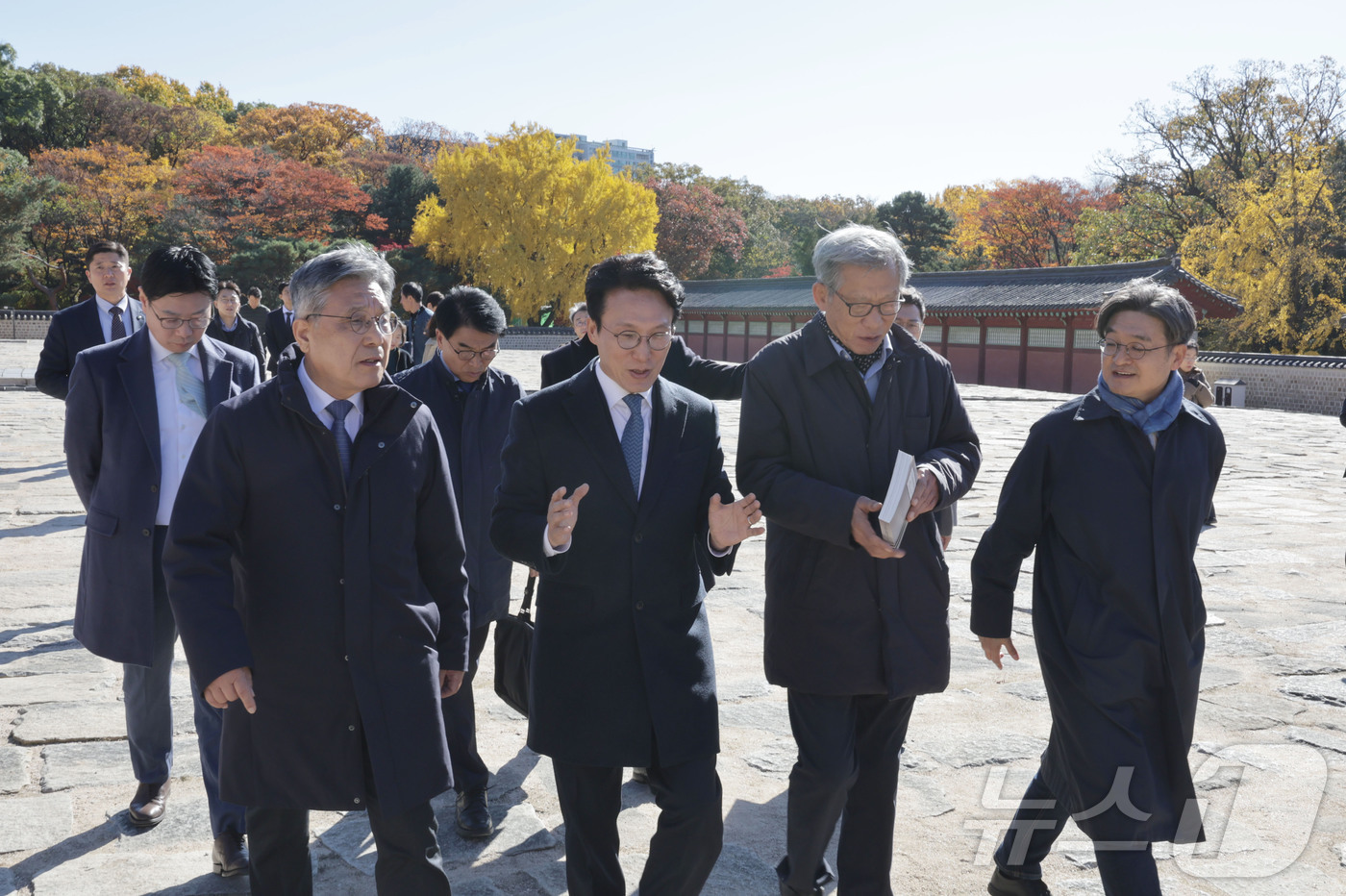 (서울=뉴스1) 청사사진기자단 = 김민석 국무총리가 10일 서울 종로구 유네스코 세계문화유산인 종묘를 찾아 최근 서울시의 세운 4지구 재개발 계획에 대해 살펴보고 있다. 이날 종묘 …