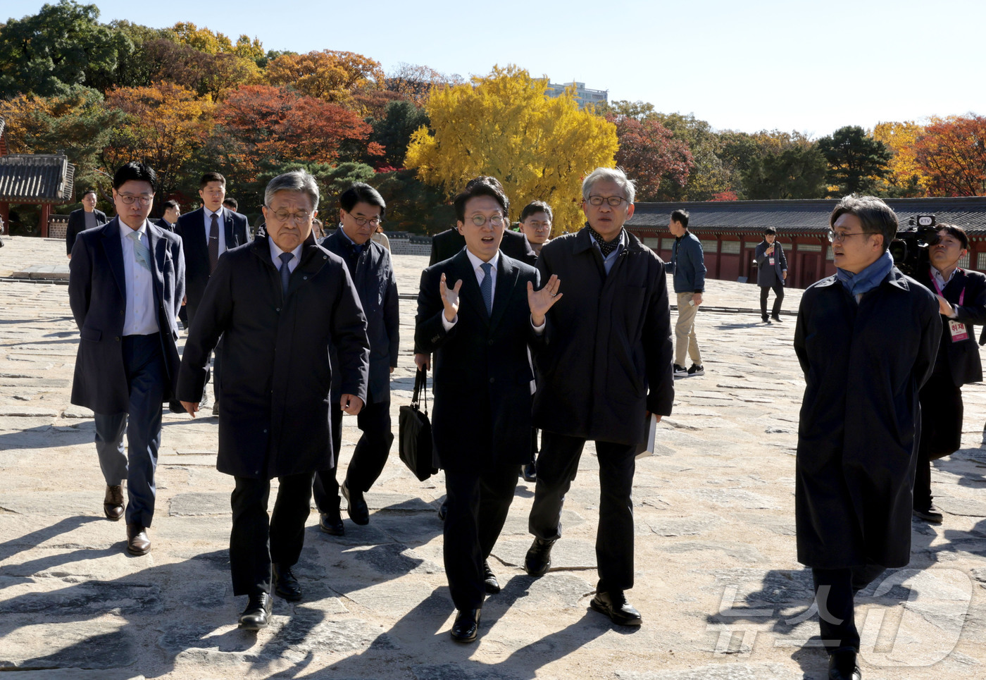 (서울=뉴스1) 청사사진기자단 = 김민석 국무총리가 10일 서울 종로구 유네스코 세계문화유산인 종묘를 찾아 최근 서울시의 세운 4지구 재개발 계획 관련 현장을 살피고 있다. 이날 …