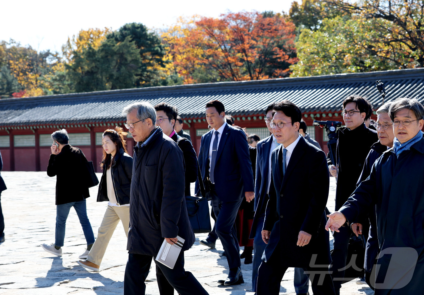 (서울=뉴스1) 청사사진기자단 = 김민석 국무총리가 10일 서울 종로구 유네스코 세계문화유산인 종묘를 찾아 최근 서울시의 세운 4지구 재개발 계획 관련 현장을 살피고 있다. 이날 …