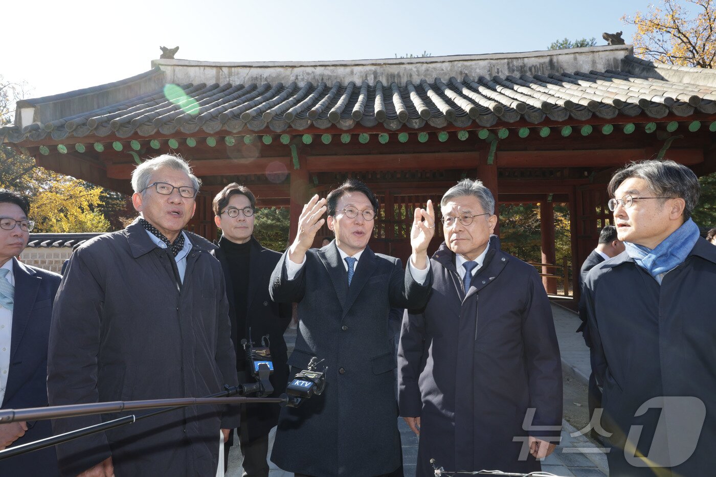 본문 이미지 - 김민석 국무총리가 10일 서울 종로구 유네스코 세계문화유산인 종묘를 찾아 최근 서울시의 세운 4지구 재개발 계획에 대한 발언을 하고 있다. 2025.11.10/뉴스1 ⓒ News1 청사사진기자단