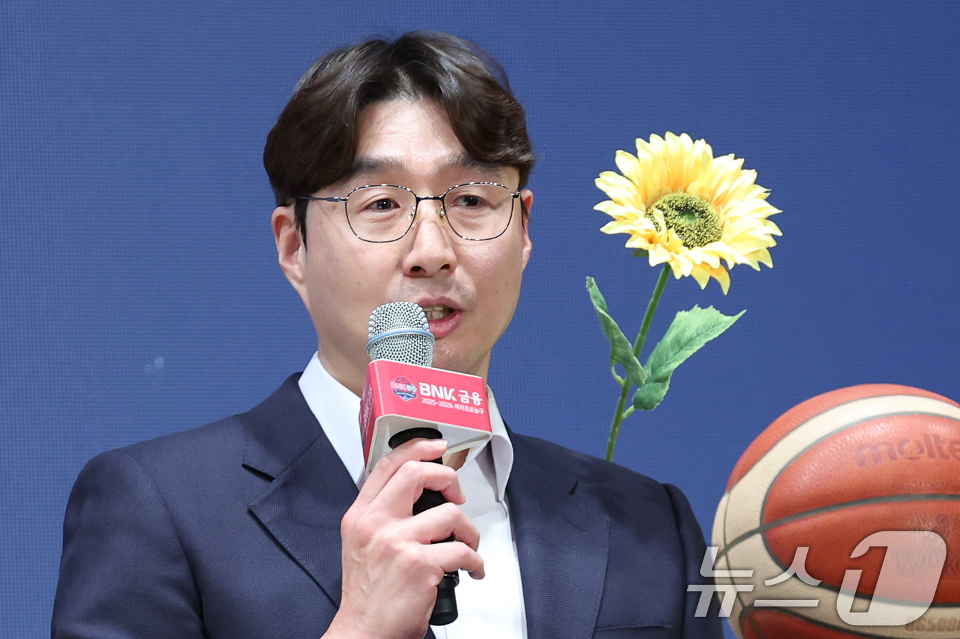(서울=뉴스1) 안은나 기자 = 김완수 KB스타즈 감독이 10일 오후 서울 강서구 메이필드 호텔에서 열린 BNK 금융 2025-2026 여자프로농구 개막 미디어데이에 참석해 질문에 …