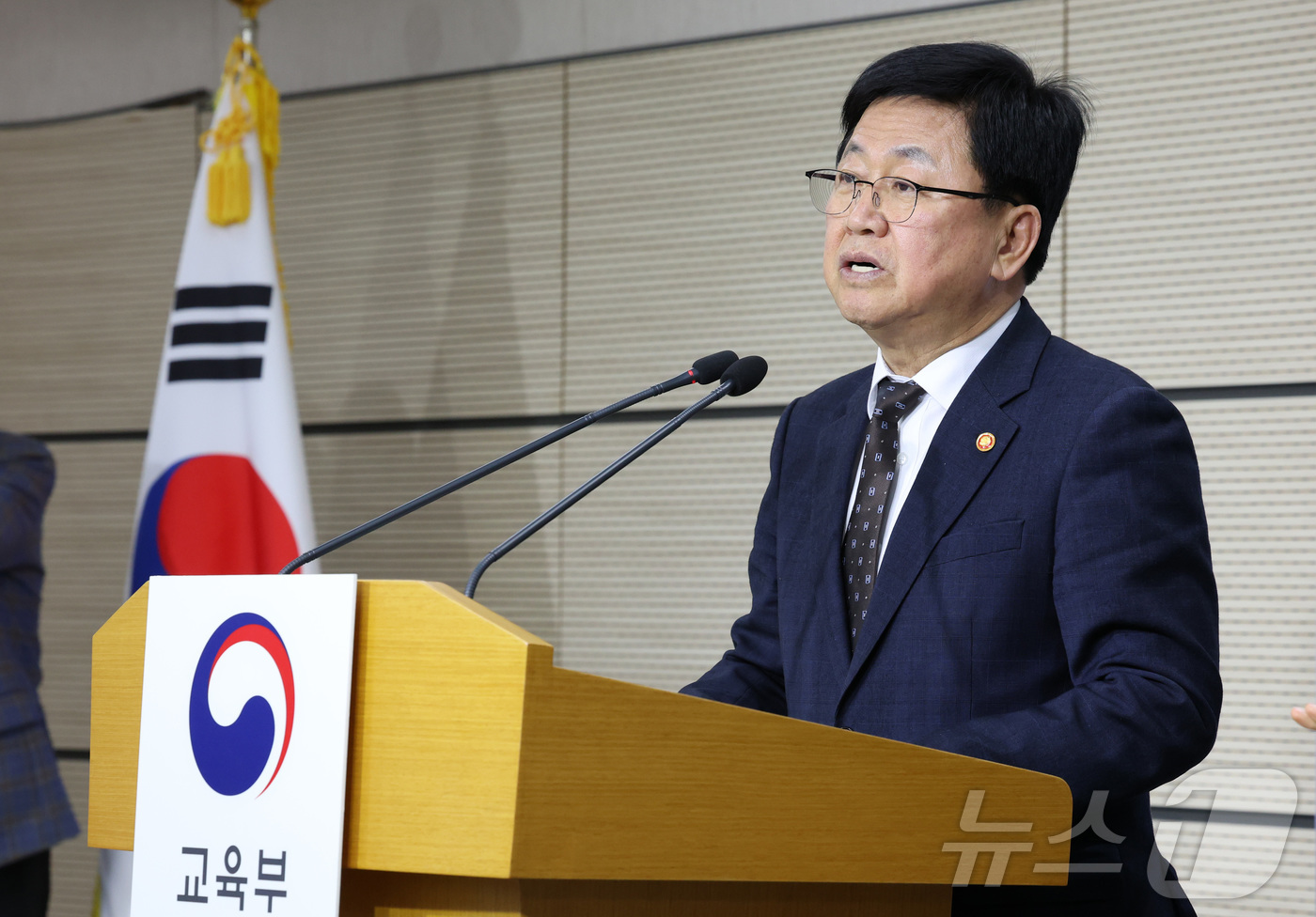 (세종=뉴스1) 김기남 기자 = 최교진 교육부 장관이 10일 오후 세종시 정부세종청사 교육부에서 인공지능 대전환 시대를 선도하고 국민 모두의 인공지능 역량 함양을 지원하기 위한 ' …