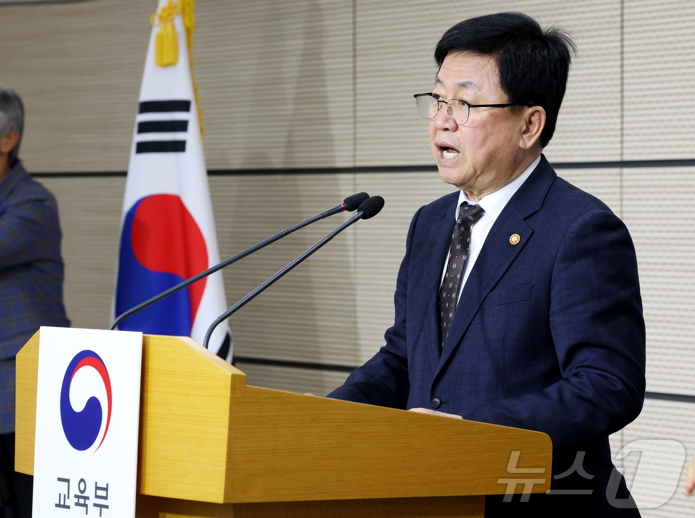 (세종=뉴스1) 김기남 기자 = 최교진 교육부 장관이 10일 오후 세종시 정부세종청사 교육부에서 인공지능 대전환 시대를 선도하고 국민 모두의 인공지능 역량 함양을 지원하기 위한 ' …