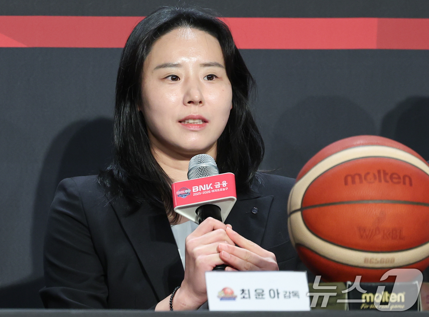 (서울=뉴스1) 안은나 기자 = 최윤아 신한은행 감독이 10일 오후 서울 강서구 메이필드 호텔에서 열린 BNK 금융 2025-2026 여자프로농구 개막 미디어데이에 참석해 질문에 …