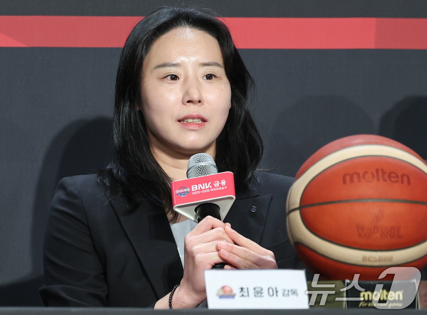 본문 이미지 - 최윤아 신한은행 감독이 10일 오후 서울 강서구 메이필드 호텔에서 열린 BNK 금융 2025-2026 여자프로농구 개막 미디어데이에 참석해 질문에 답하고 있다. 2025.11.10/뉴스1 ⓒ News1 안은나 기자