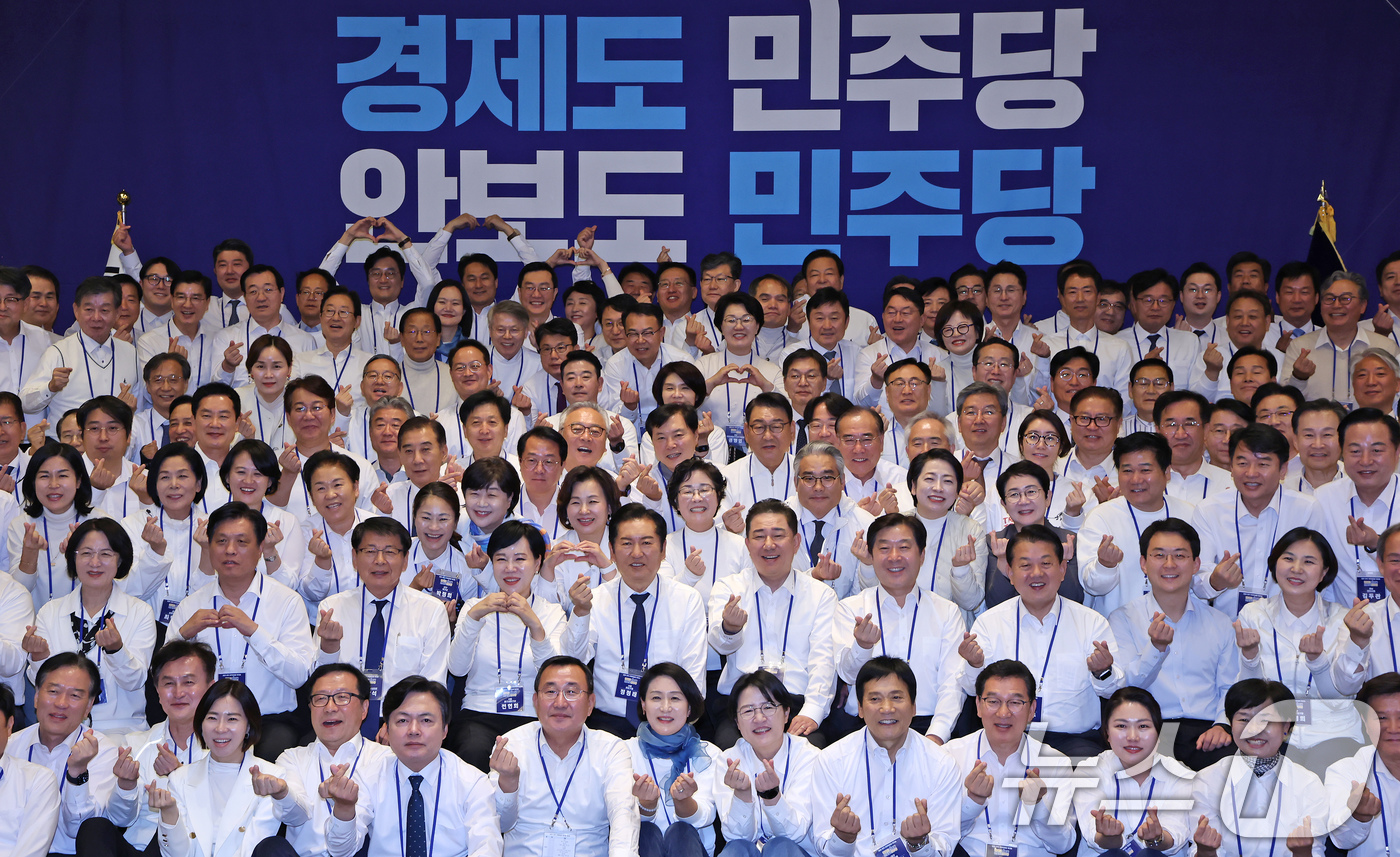 (광주=뉴스1) 장수영 기자 = 정청래 더불어민주당 대표가 10일 오후 경기 광주 곤지암리조트에서 열린 '2025년 더불어민주당 전국 지역위원장 워크숍'에서 지도부 및  전국위원장 …