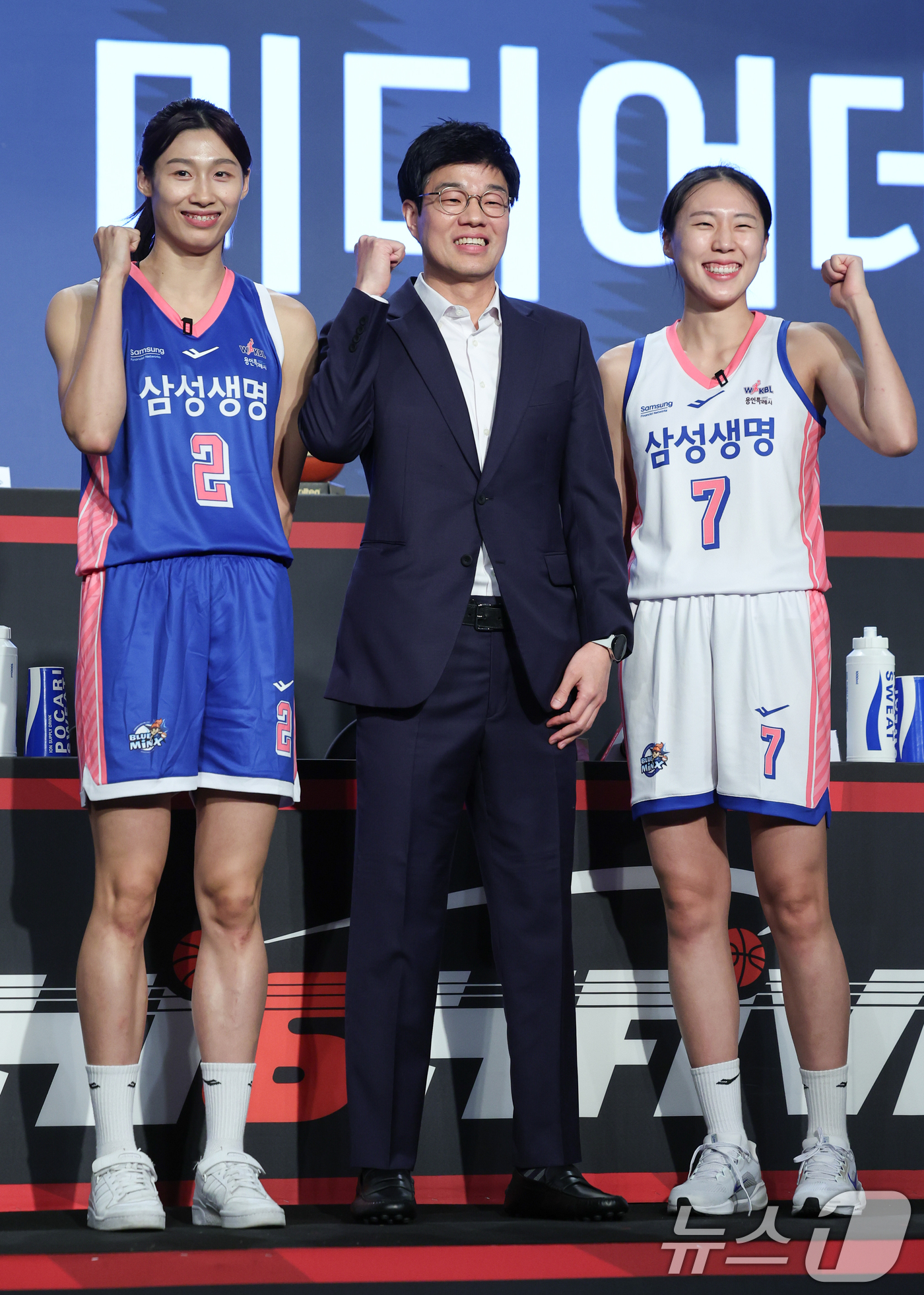 (서울=뉴스1) 안은나 기자 = 삼성생명 이해란(왼쪽부터)과 하상윤 감독, 강유림이 10일 오후 서울 강서구 메이필드 호텔에서 열린 BNK 금융 2025-2026 여자프로농구 개막 …