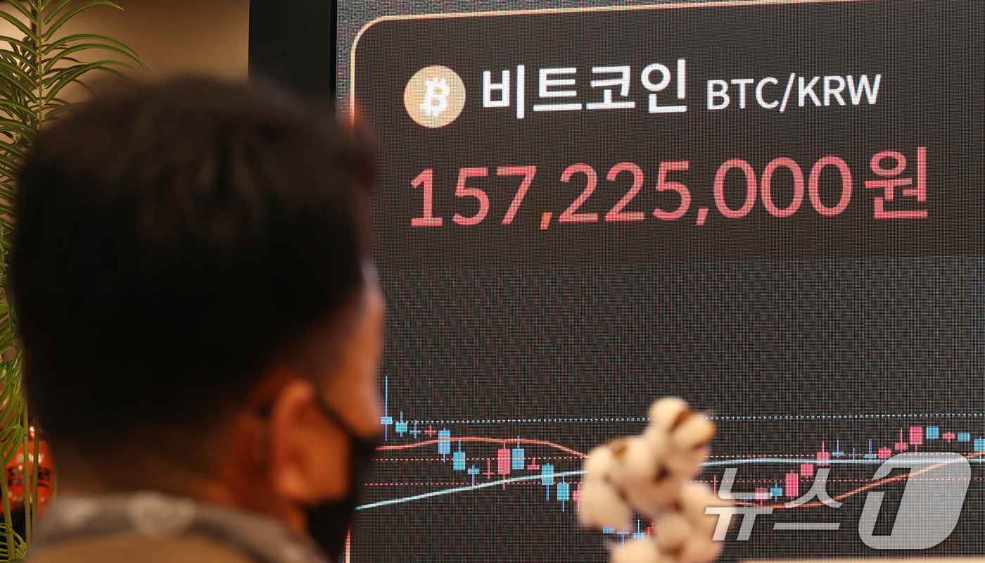 (서울=뉴스1) 김명섭 기자 = 10일 오후 서울 서초구 빗썸 라운지 전광판에 비트코인 가격이 1억5천7백만원대를 나타내며 상승세를 보이고 있다.  2025.11.10/뉴스1