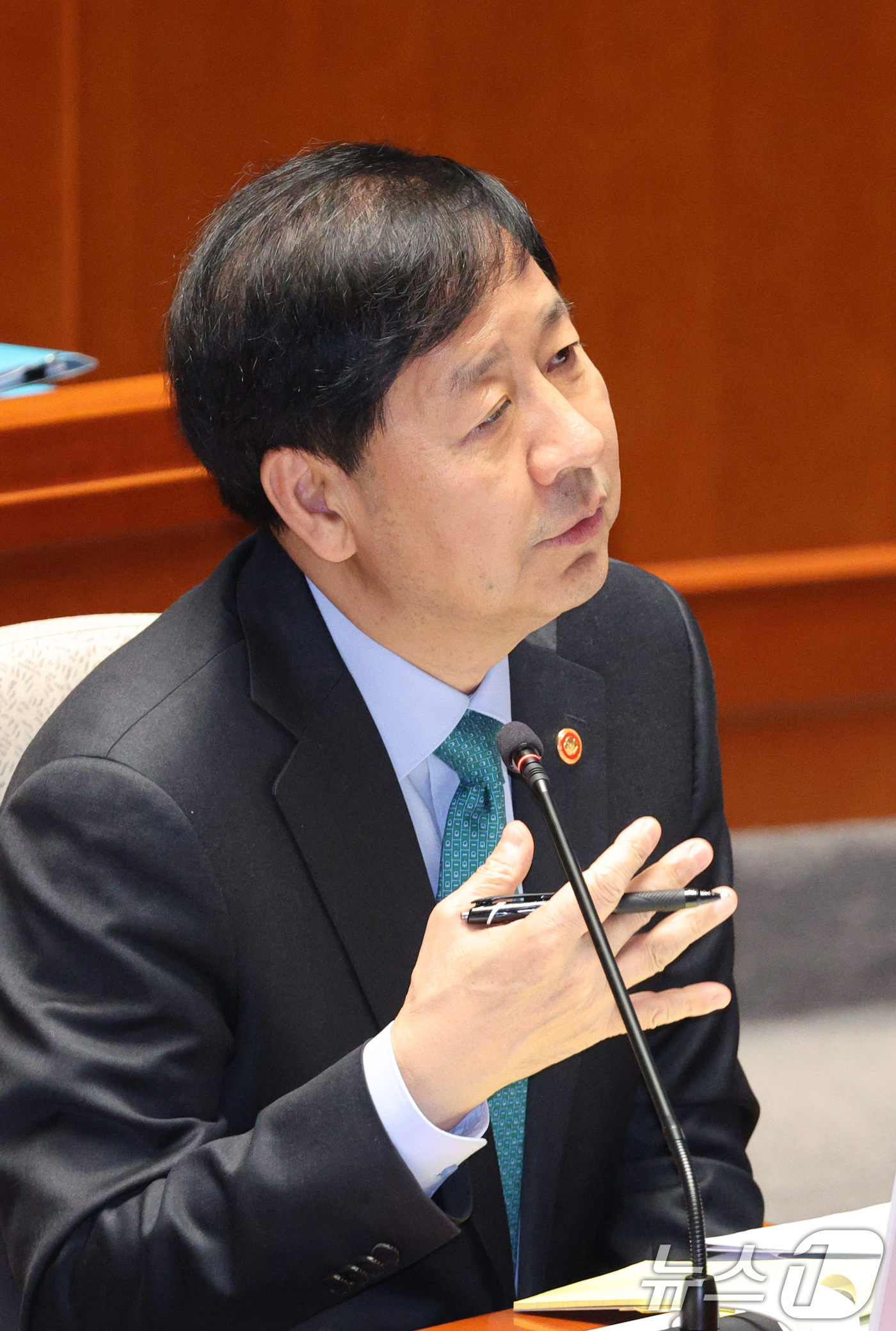 (서울=뉴스1) 신웅수 기자 = 구윤철 경제부총리 겸 기획재정부 장관이 10일 서울 여의도 국회에서 열린 제429회국회(정기회) 예산결산특별위원회 제5차 전체회의에 출석해 의원 질 …