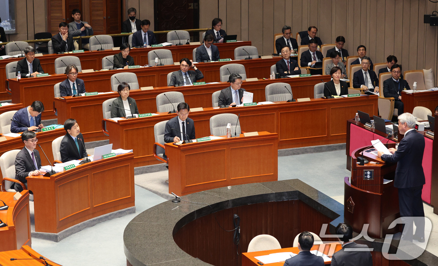 (서울=뉴스1) 신웅수 기자 = 구윤철 경제부총리 겸 기획재정부 장관이 10일 서울 여의도 국회에서 열린 제429회국회(정기회) 예산결산특별위원회 제5차 전체회의에 출석해 의원 질 …